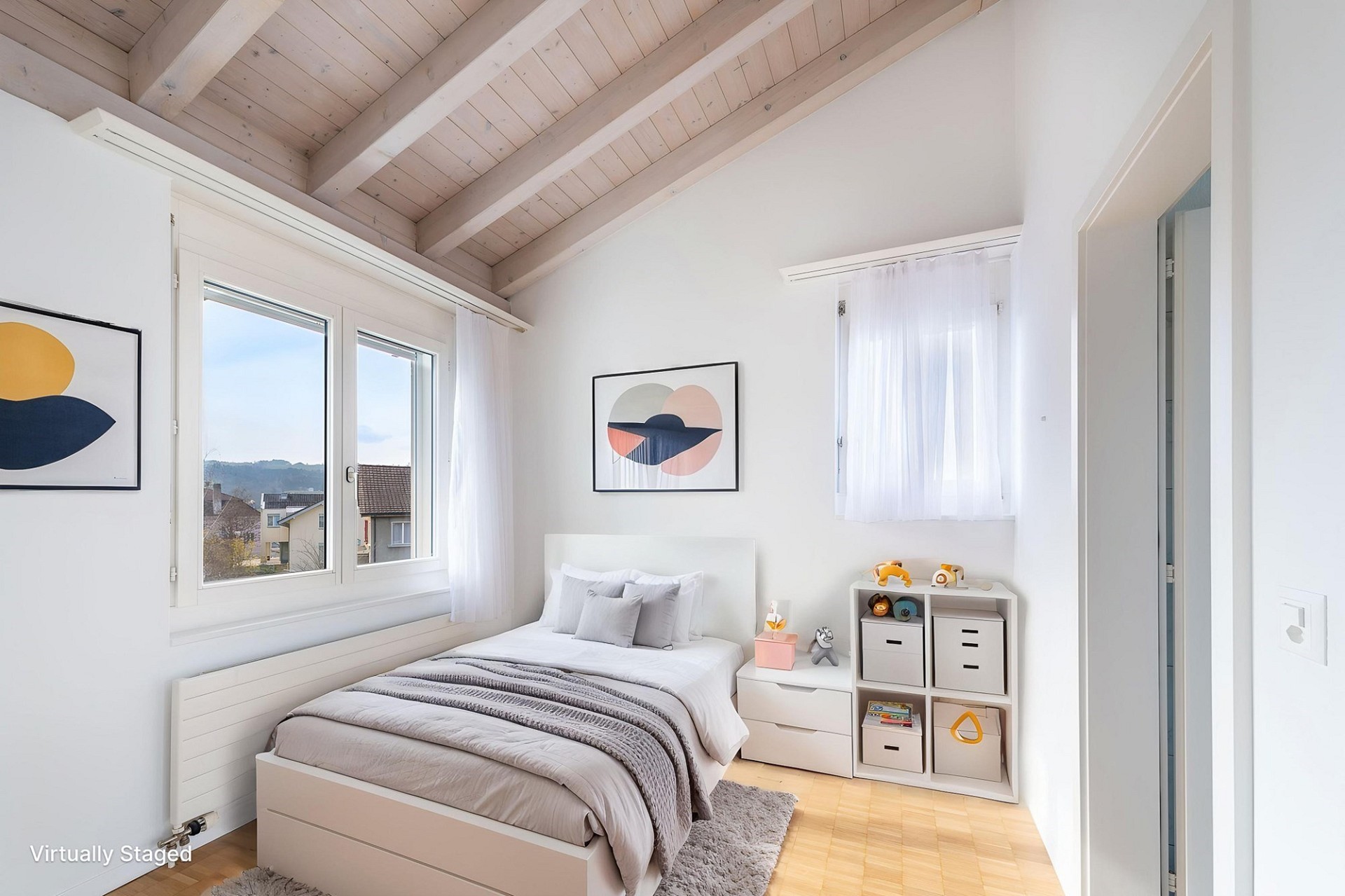 Helles, virtuell gestagtes Schlafzimmer mit Dachschräge