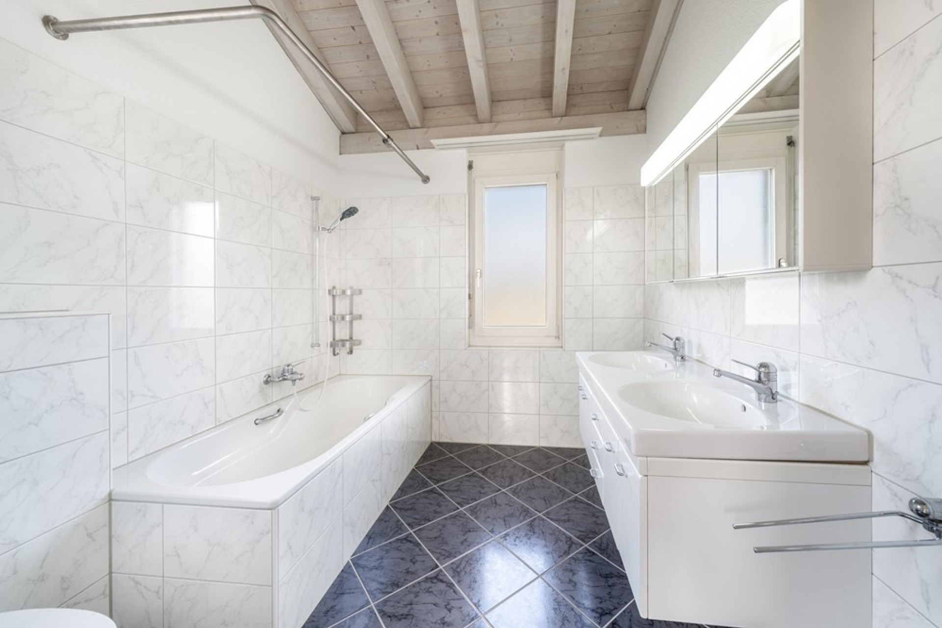 Modernes Badezimmer mit Badewanne und Doppelwaschtisch