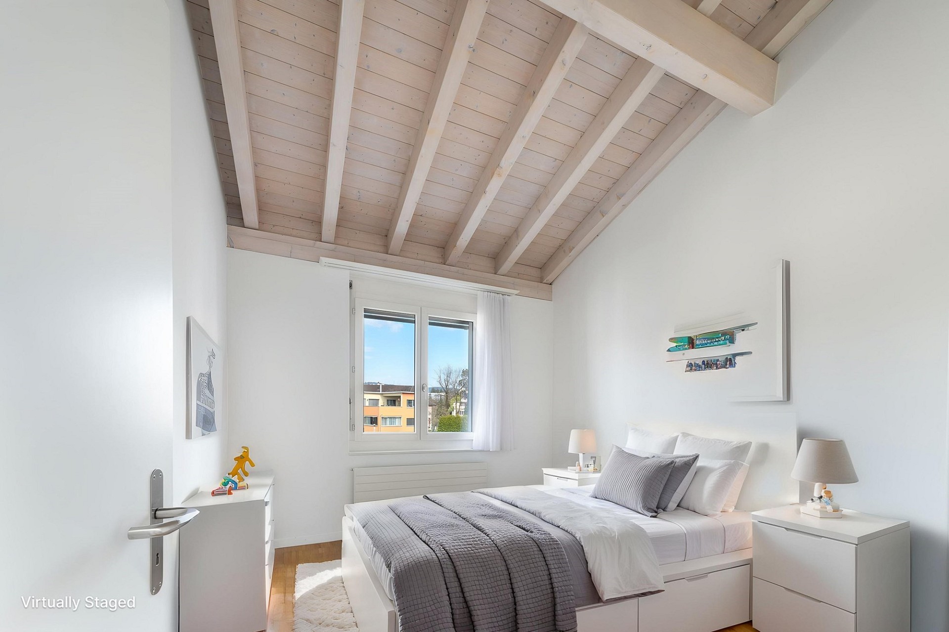 Helles Schlafzimmer mit sichtbaren Holzbalken