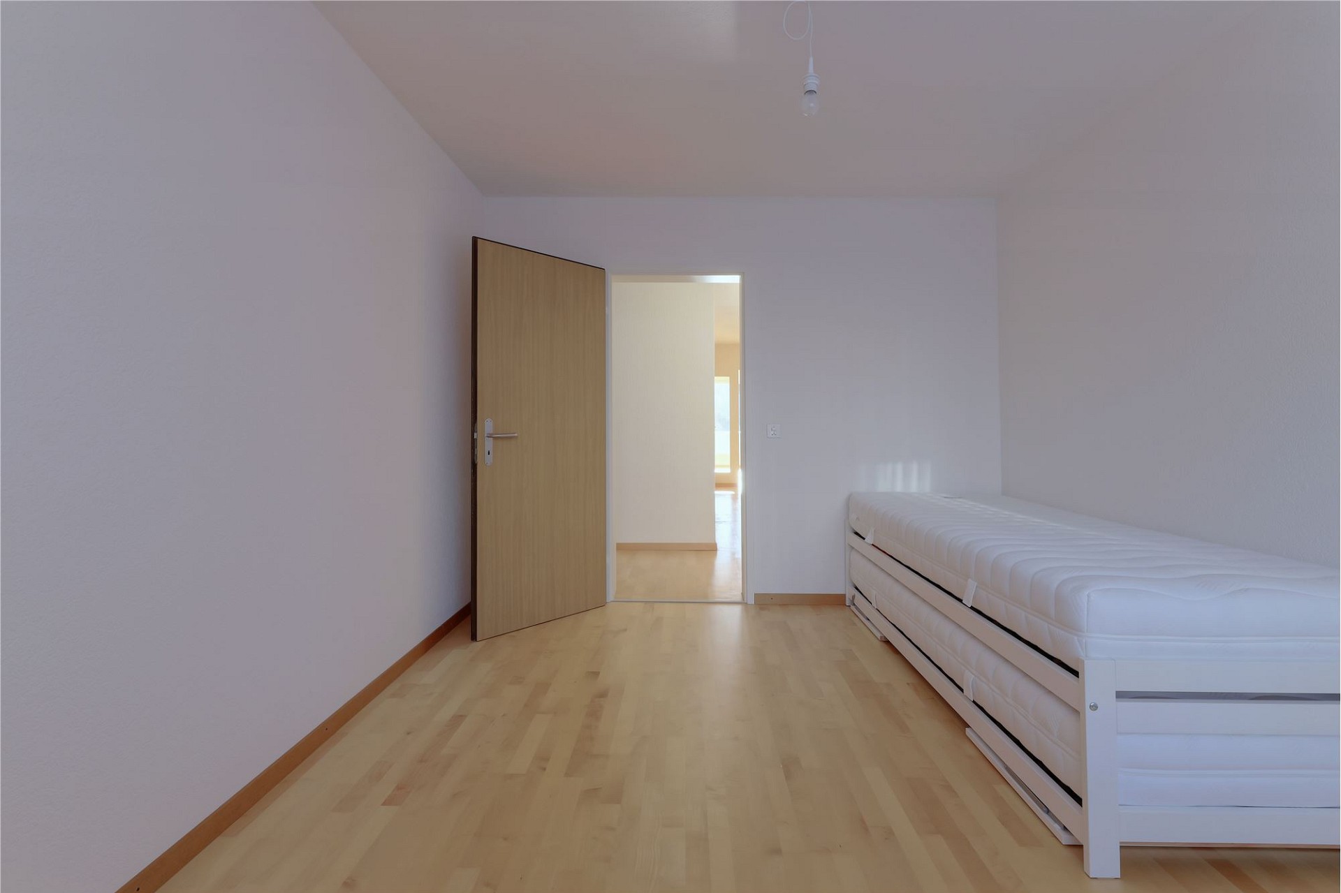 Einfaches Schlafzimmer mit Einzelbett