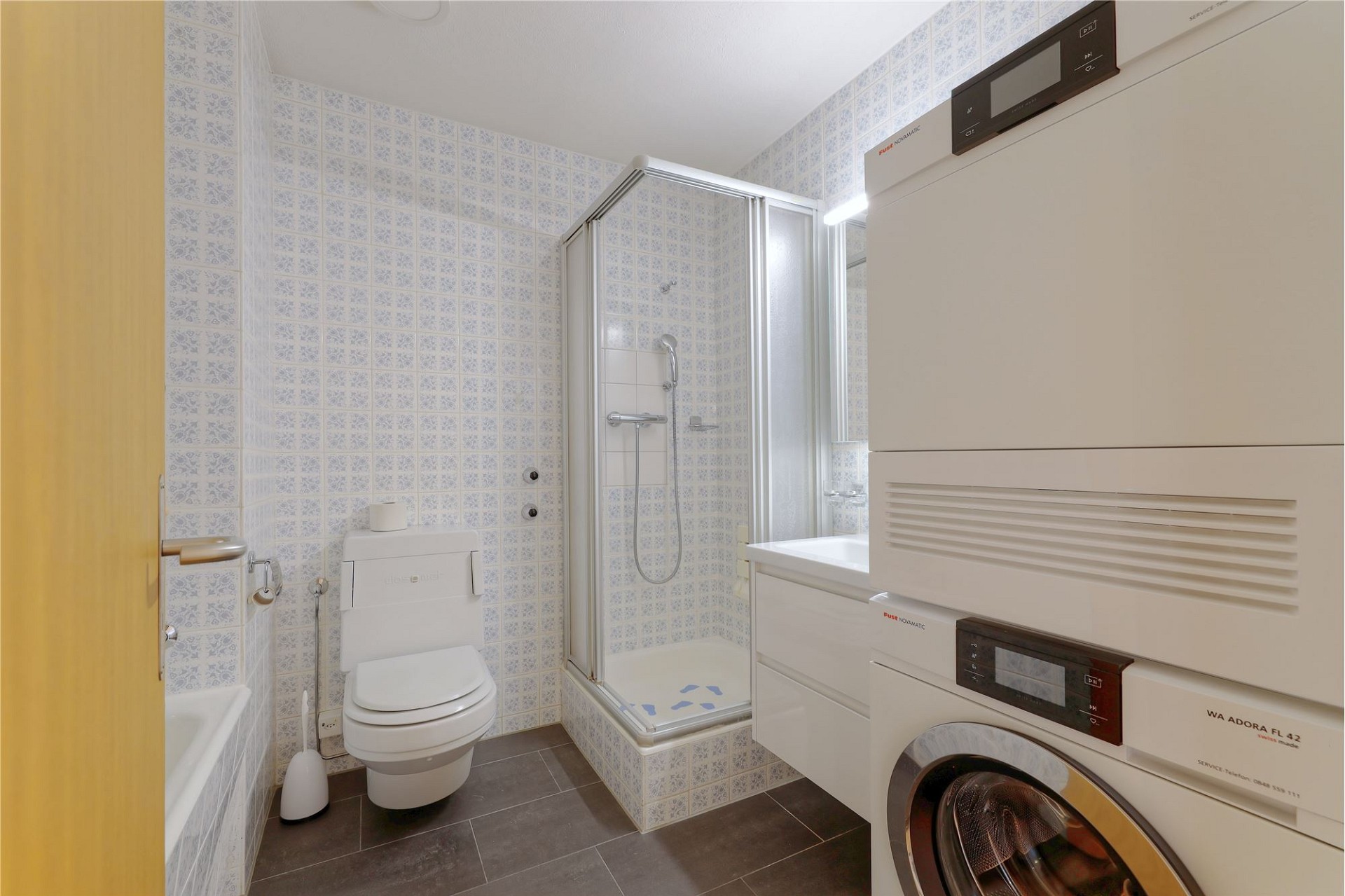 Modernes Badezimmer mit Dusche und Waschmaschine