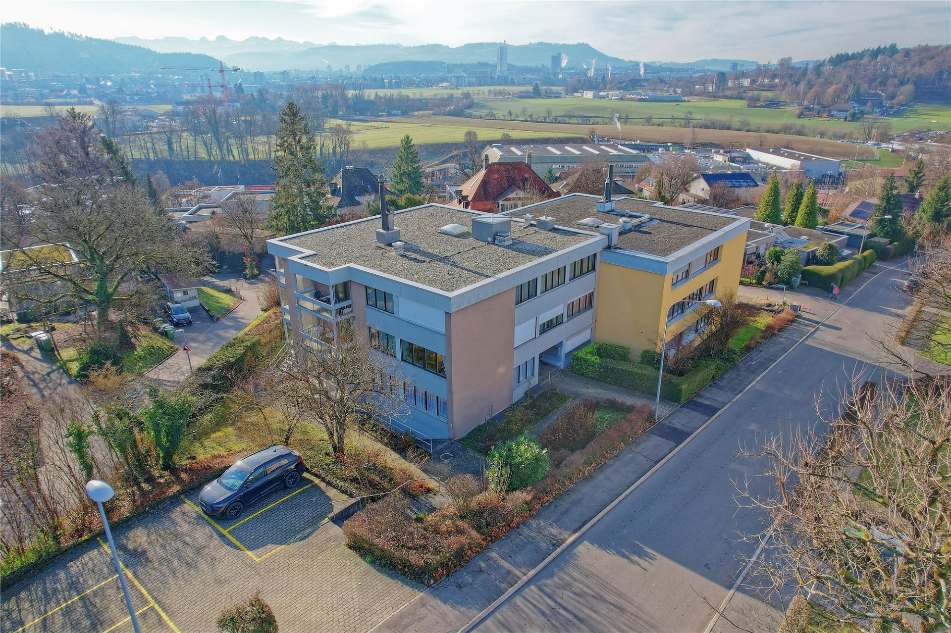 Luftaufnahme eines Wohngebäudes mit Blick ins Umland
