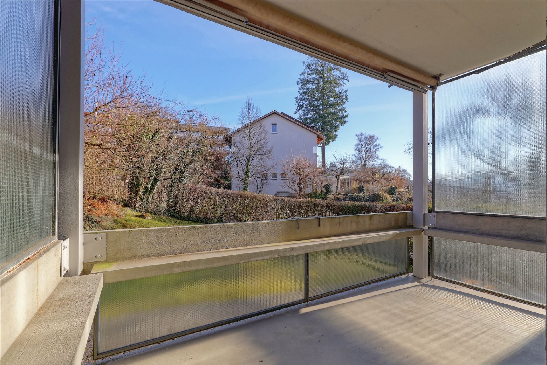 Überdachter Balkon mit Blick ins Grüne