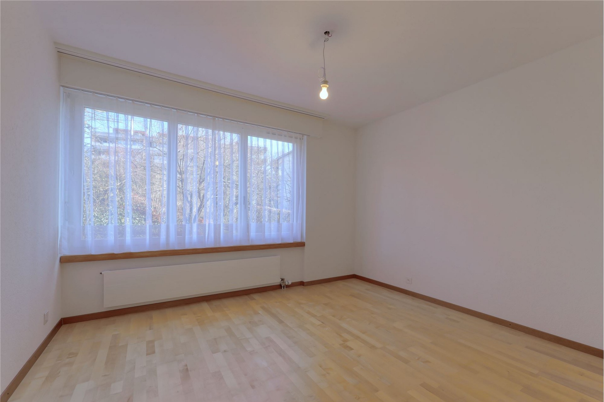 Leerer heller Raum mit großem Fenster