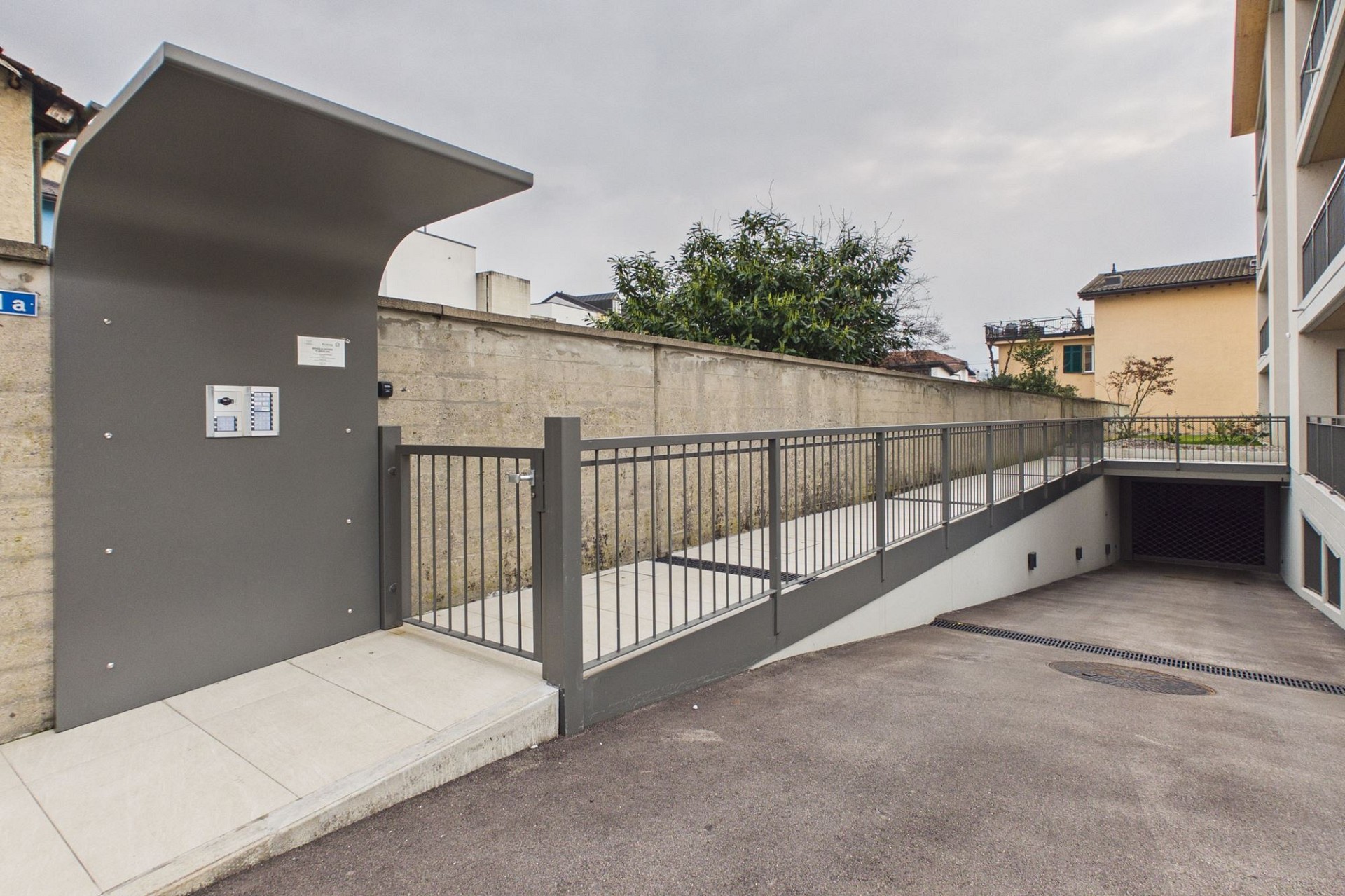 Außenbereich mit Zufahrt und Tiefgaragenrampe