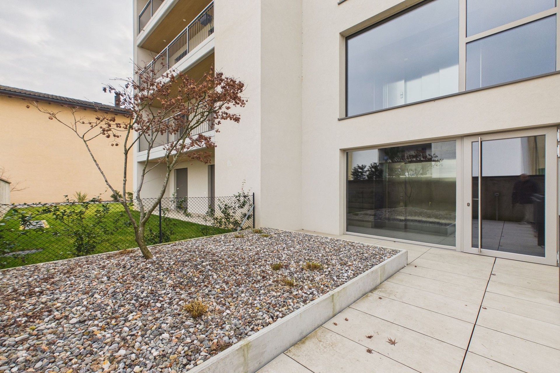 Moderner Innenhof mit Terrasse und Gartenbereich