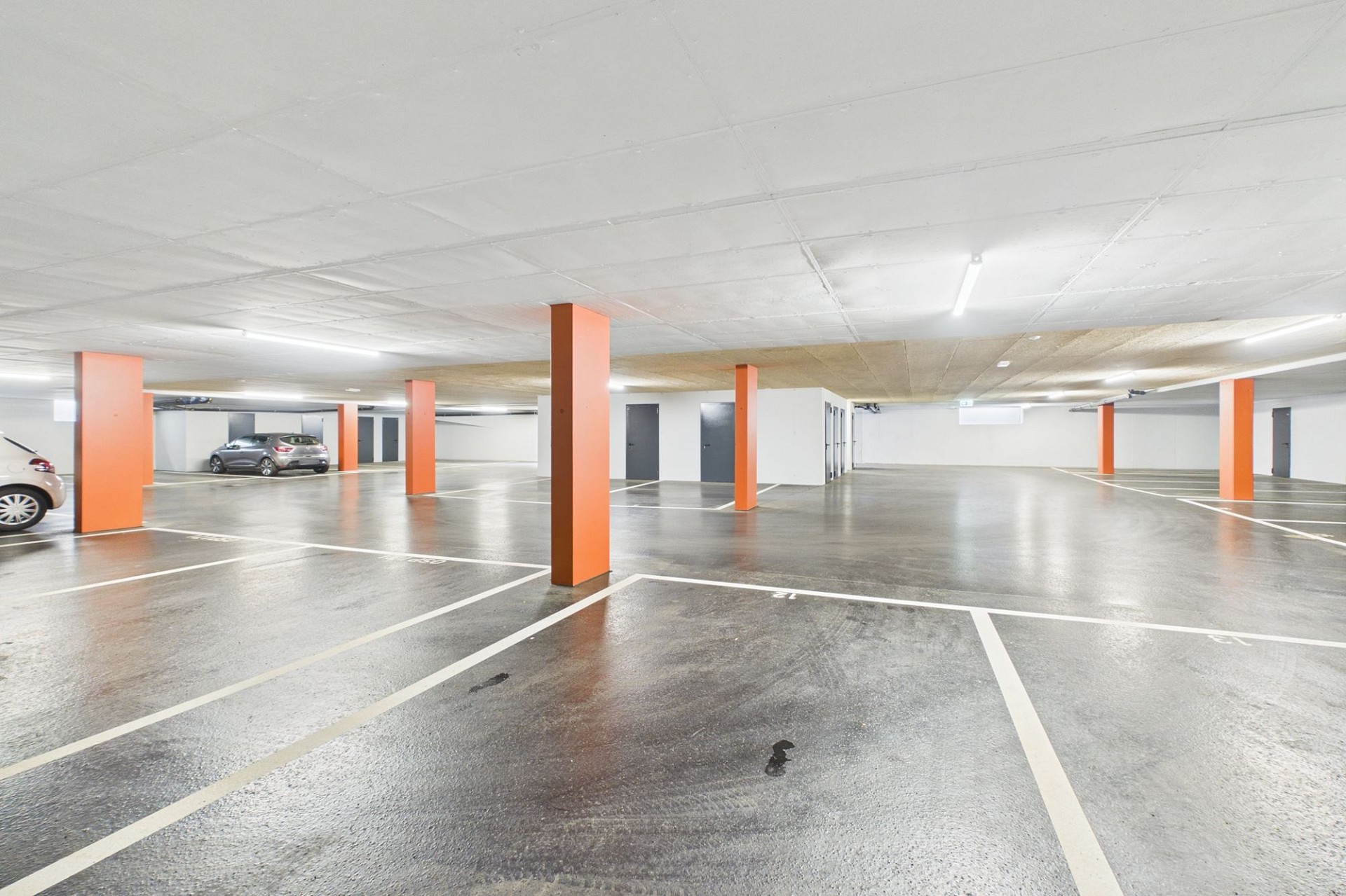Tiefgarage mit Stellplätzen