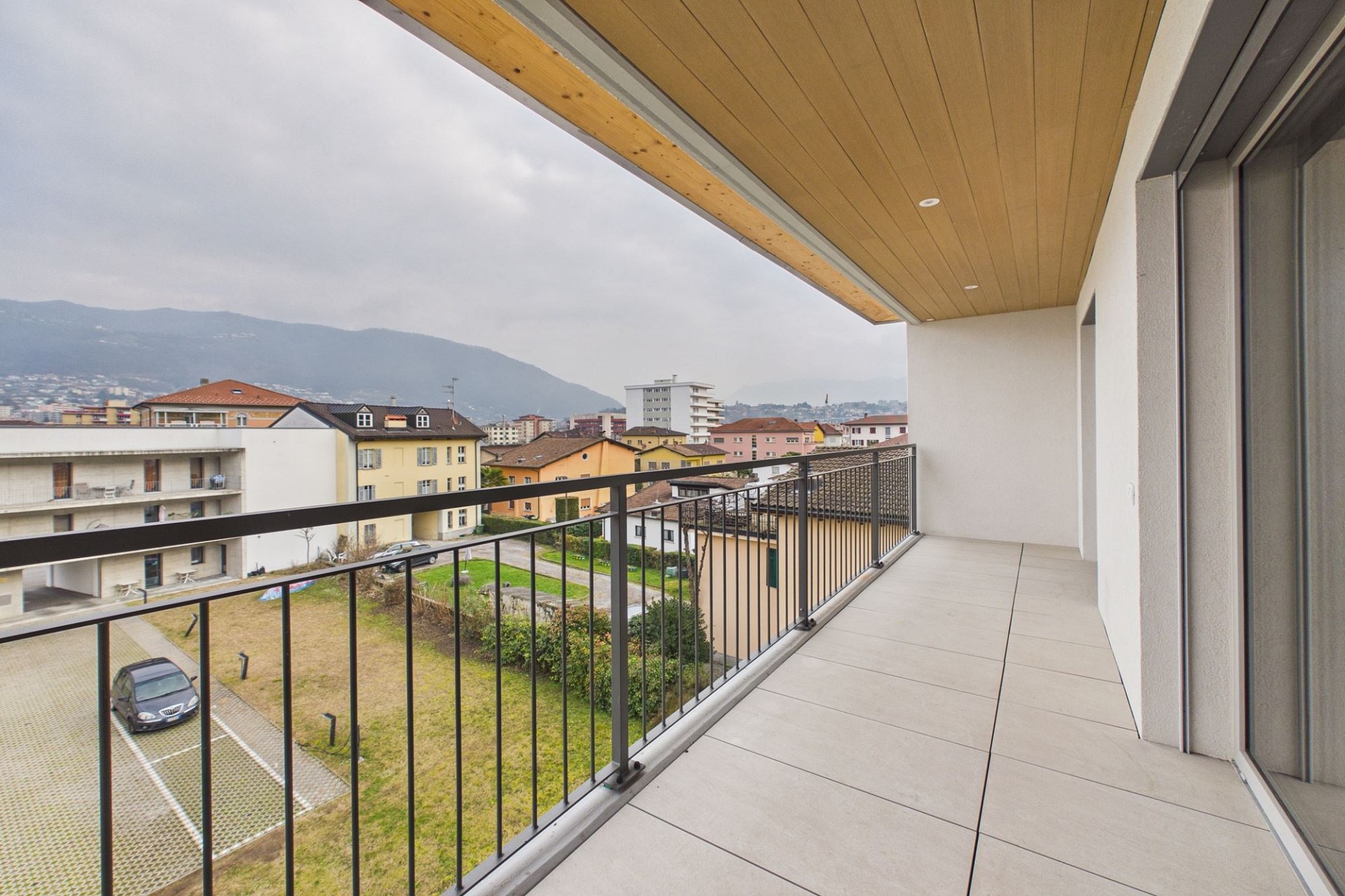 Überdachter Balkon mit Stadt- und Bergblick