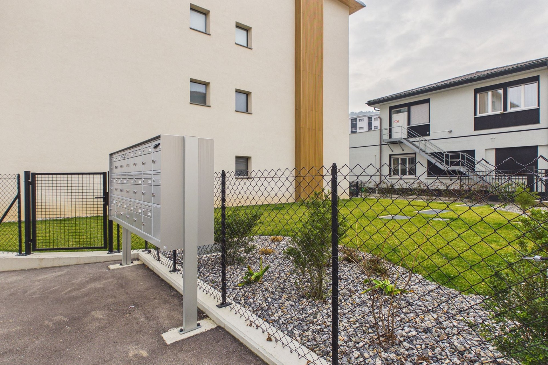 Außenbereich eines modernen Wohngebäudes mit Innenhof