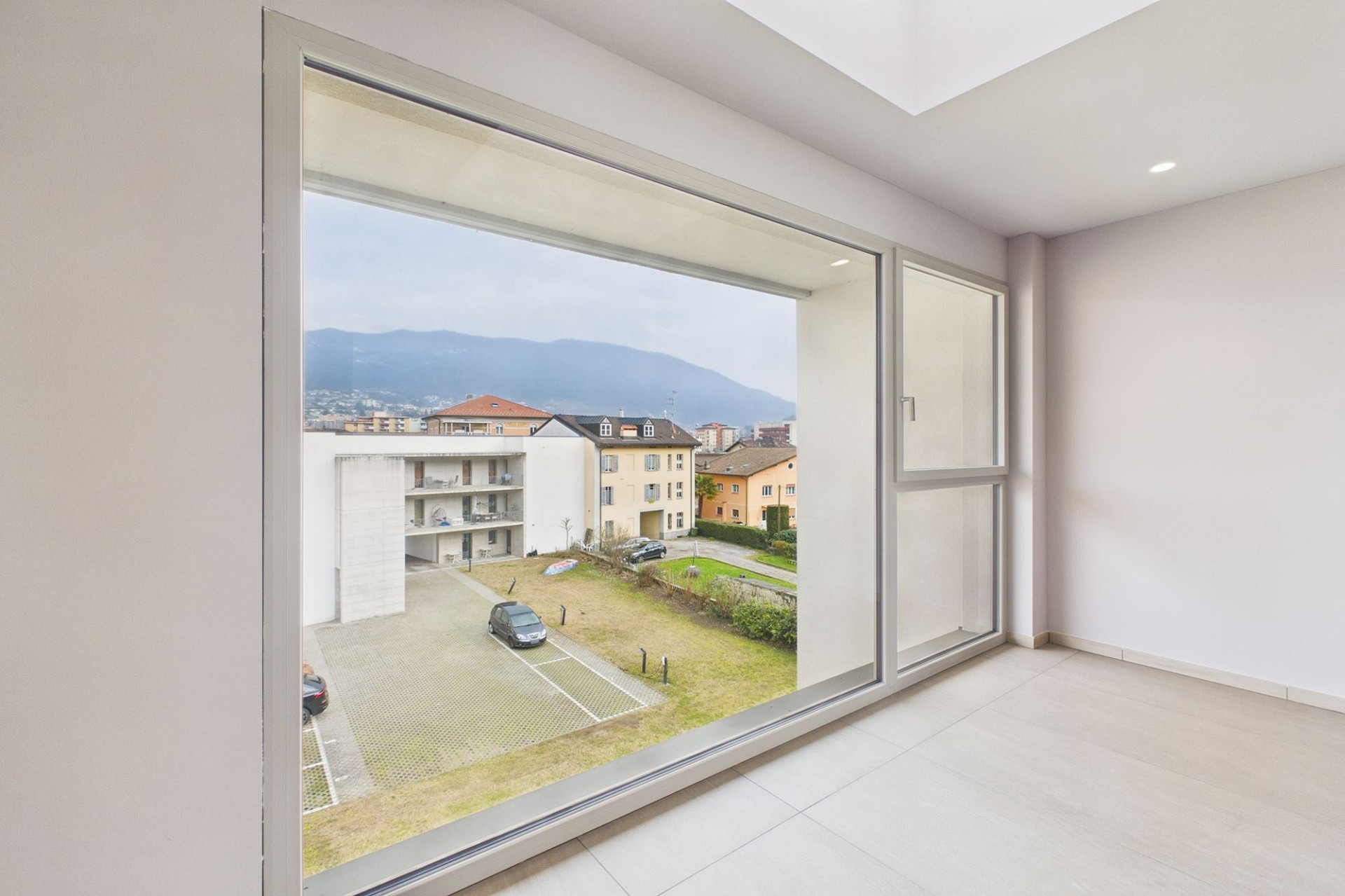 Helles Zimmer mit großem Panoramafenster