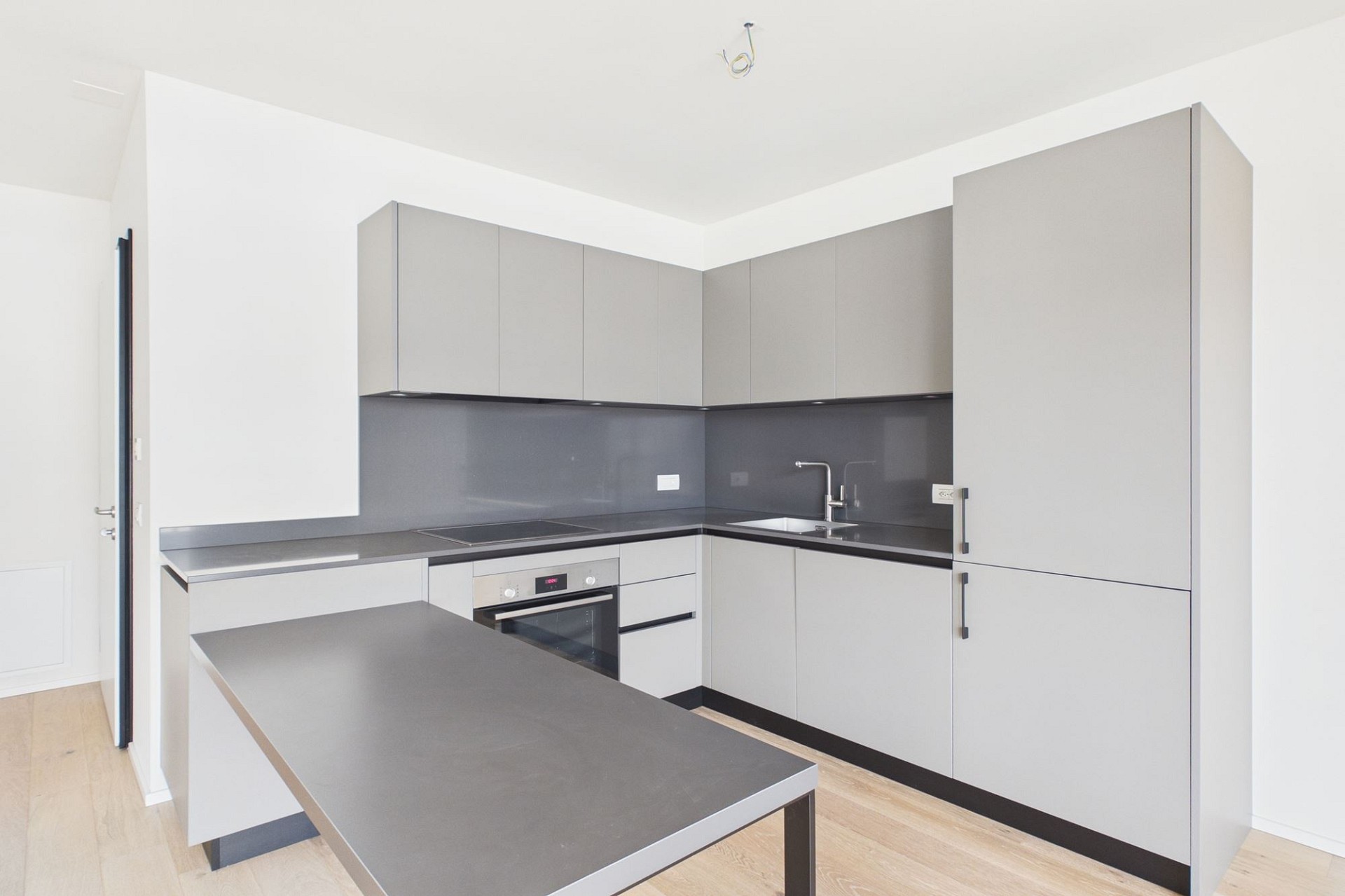 Moderne Einbauküche mit Halbinsel