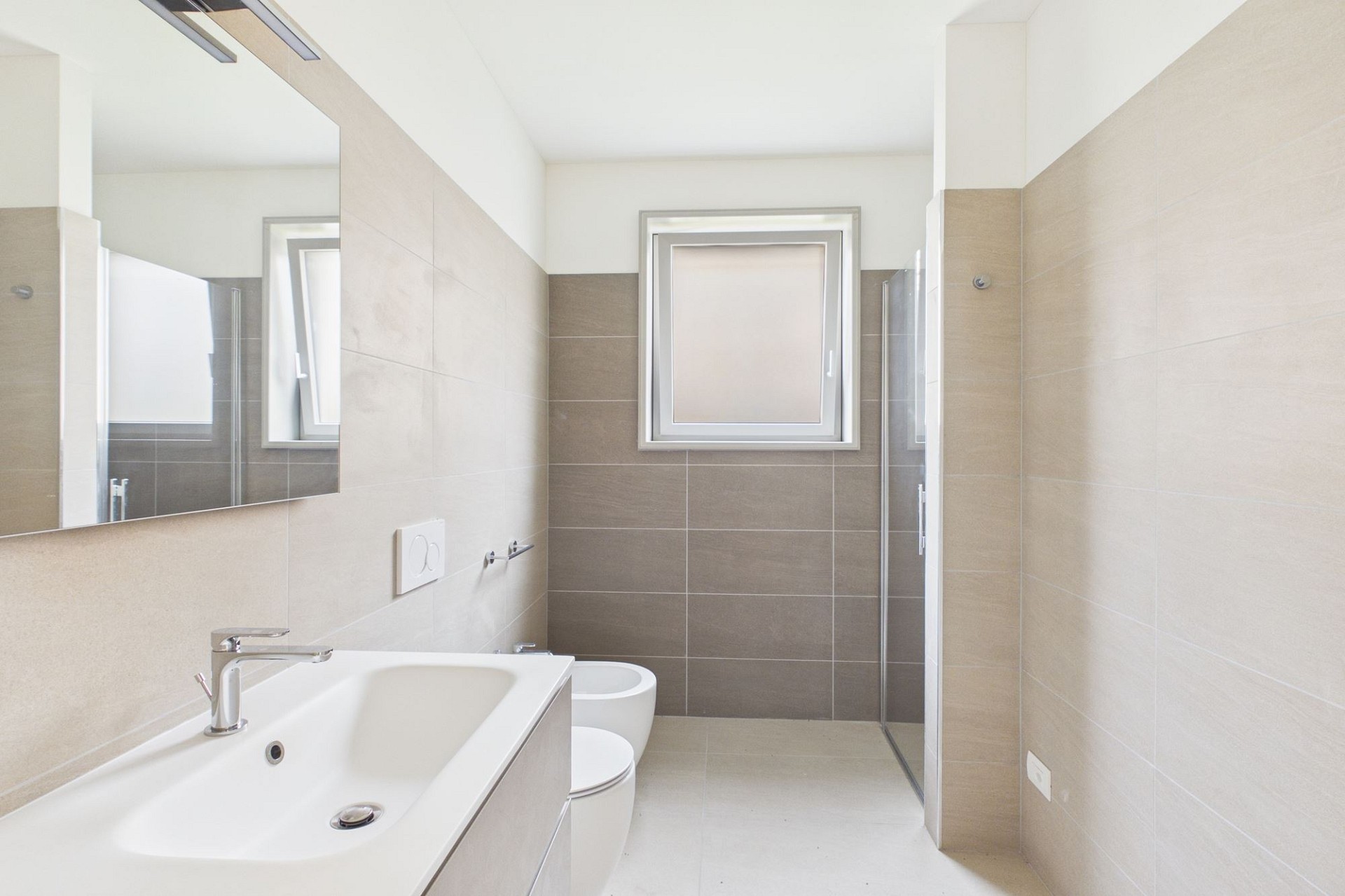 Modernes Bad mit Dusche und Waschtisch