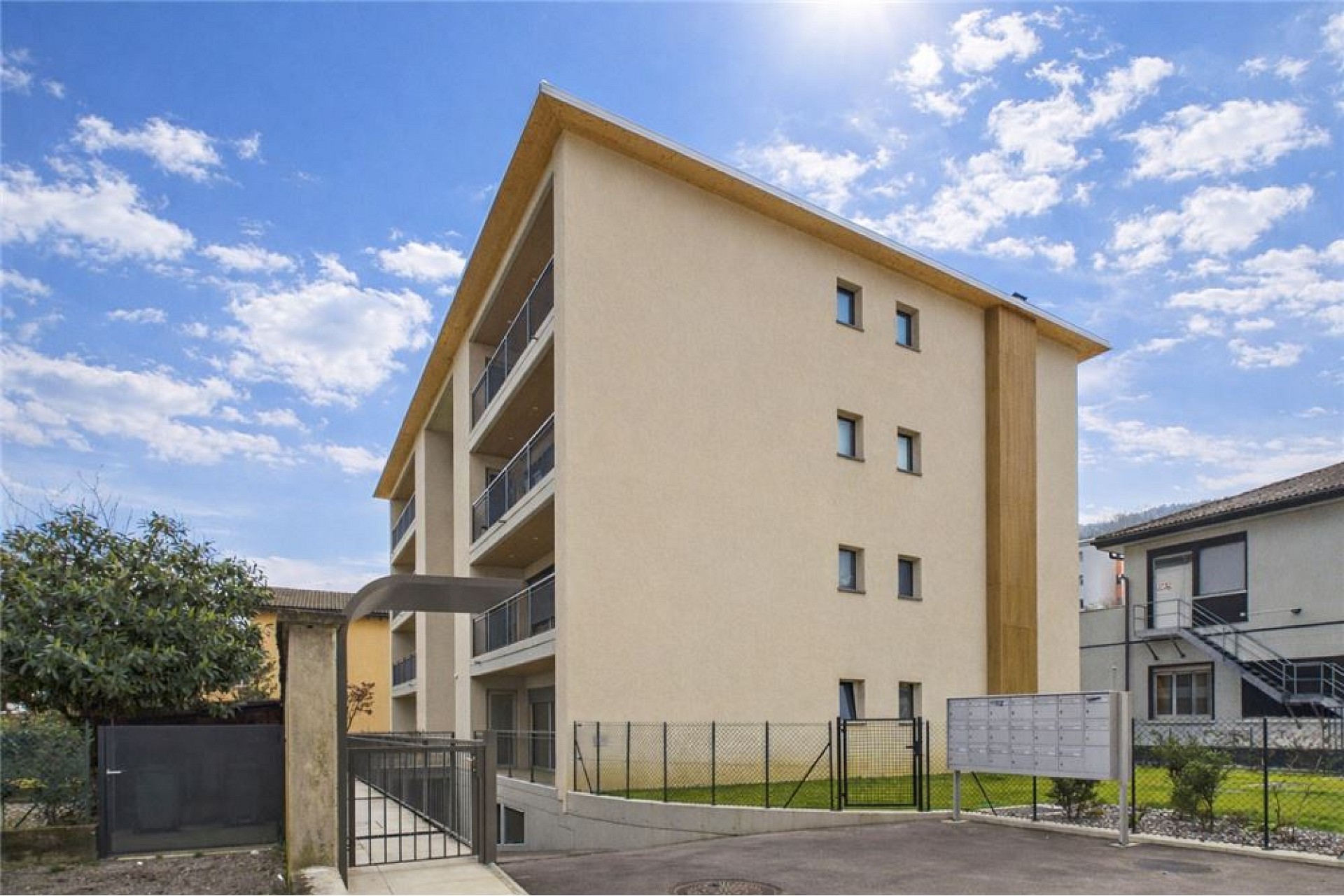 Modernes Mehrfamilienhaus mit Balkonen