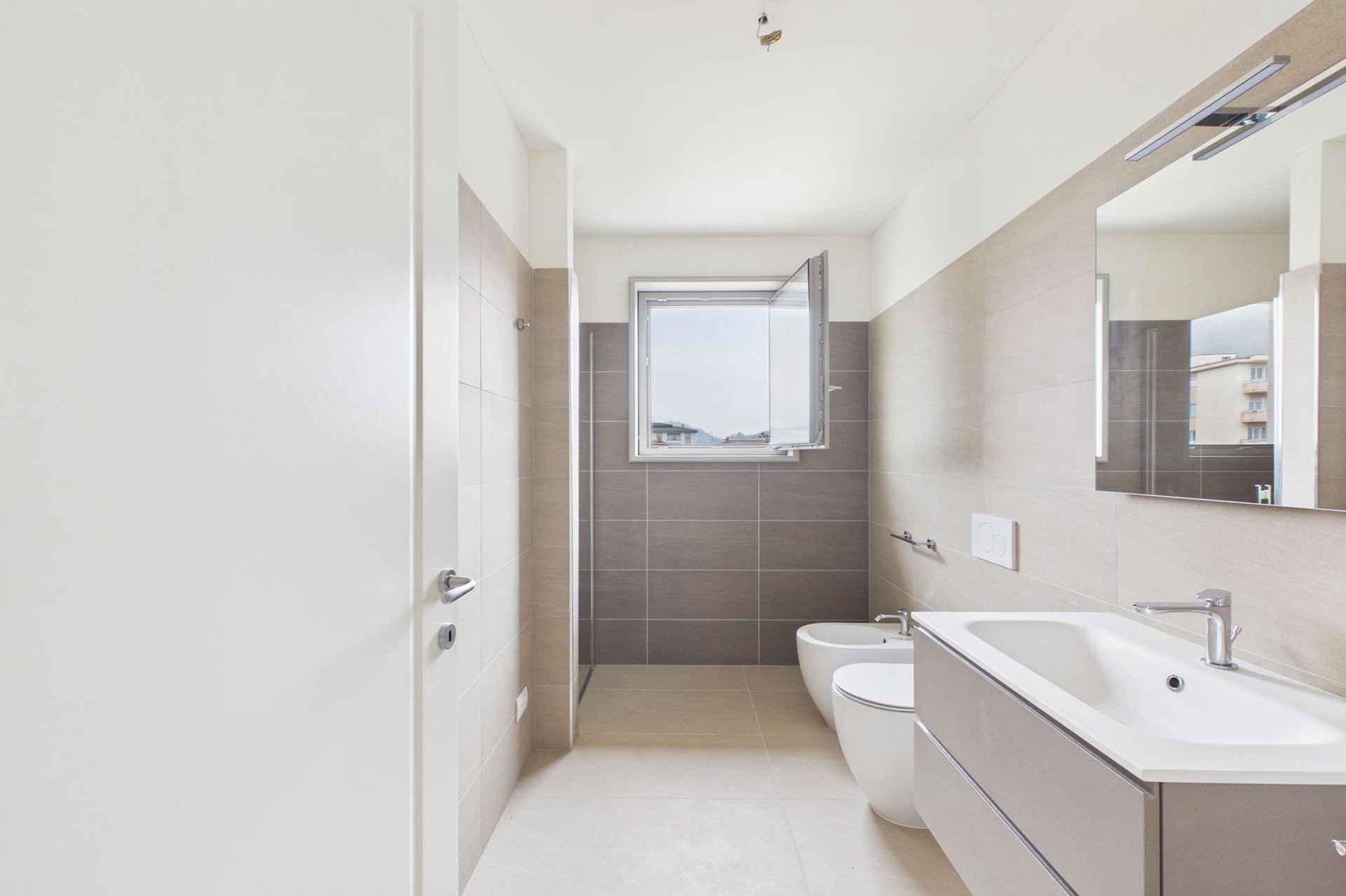 Modernes Badezimmer mit Fenster