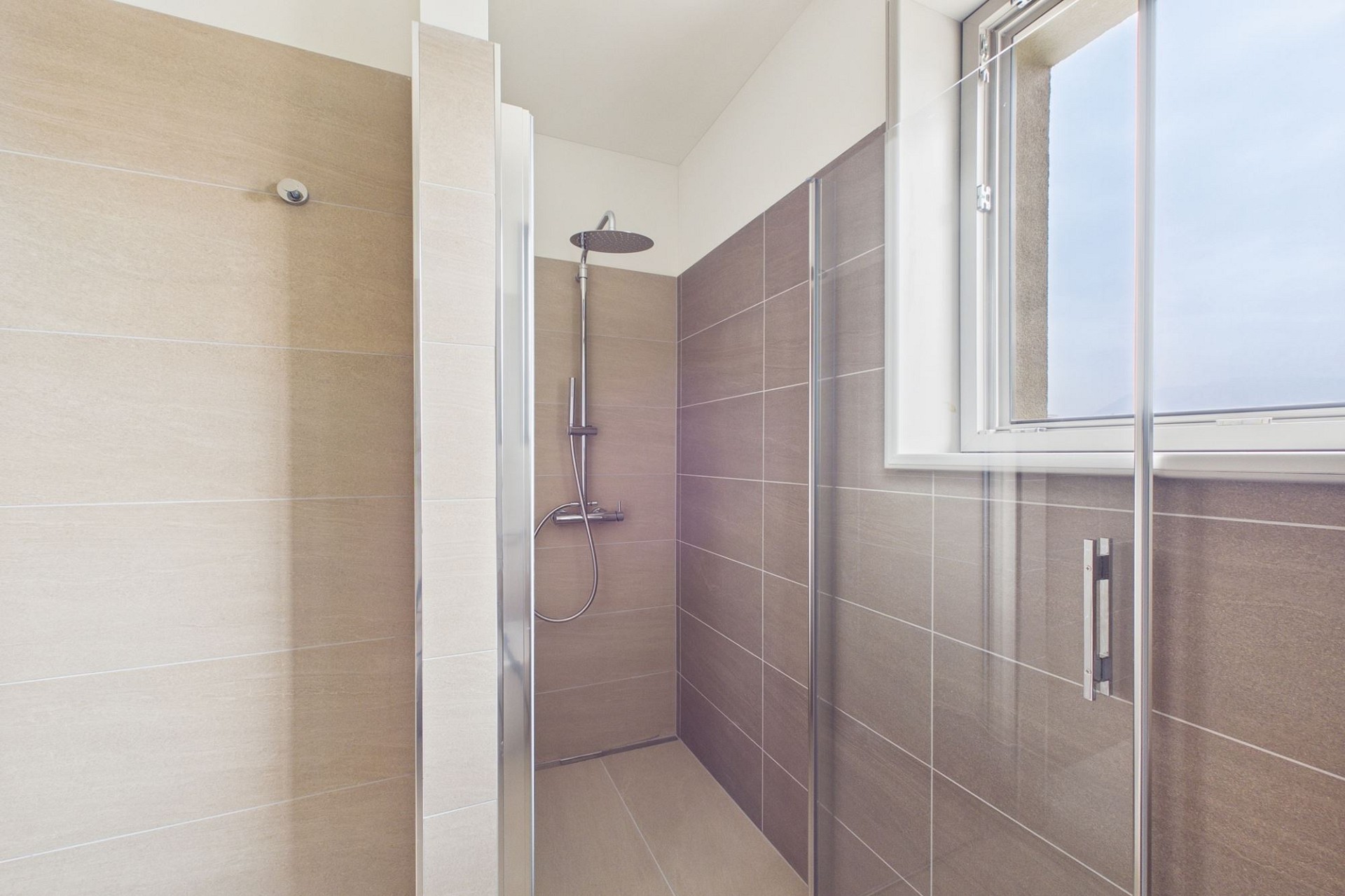 Moderne Duschkabine mit Fenster