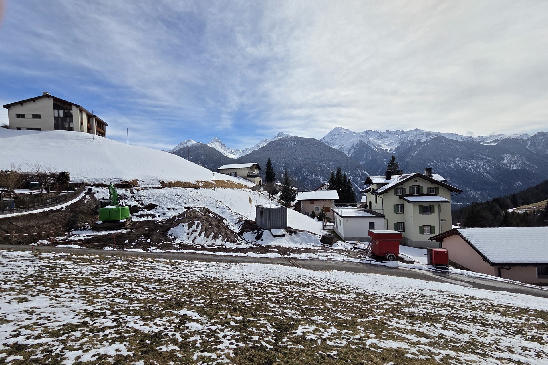 Schneebedeckte Berglandschaft mit Wohnhäusern