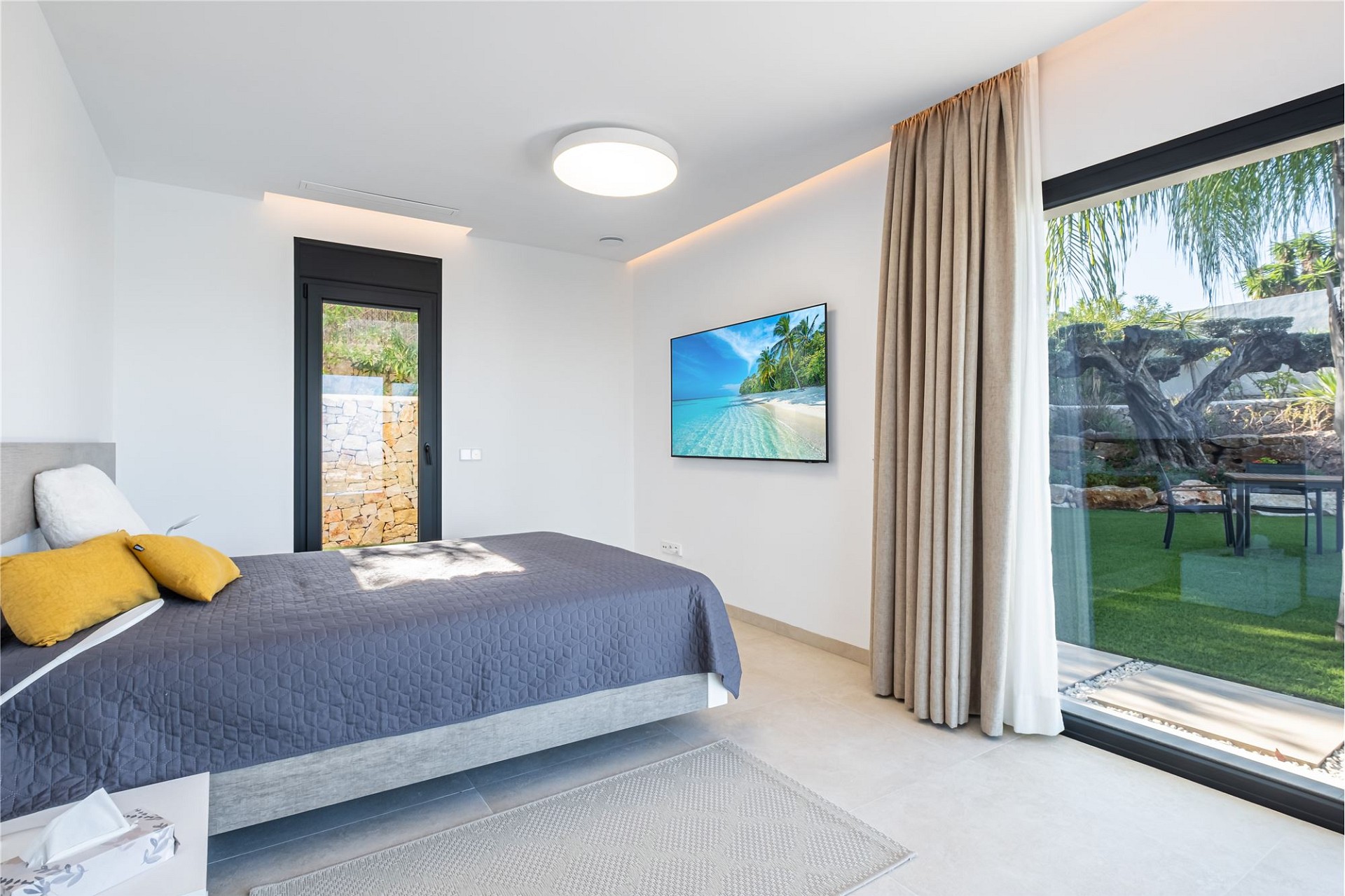 Modernes Schlafzimmer mit Gartenblick