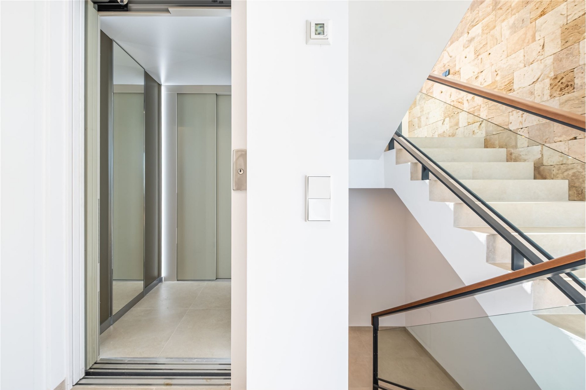 Moderner Eingangsbereich mit Treppe und Aufzug