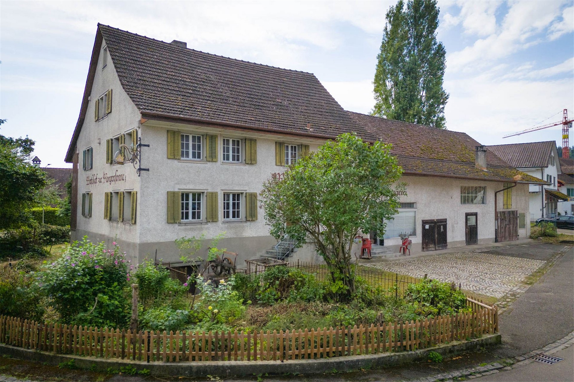 Historisches Wohnhaus mit großem Satteldach und Garten