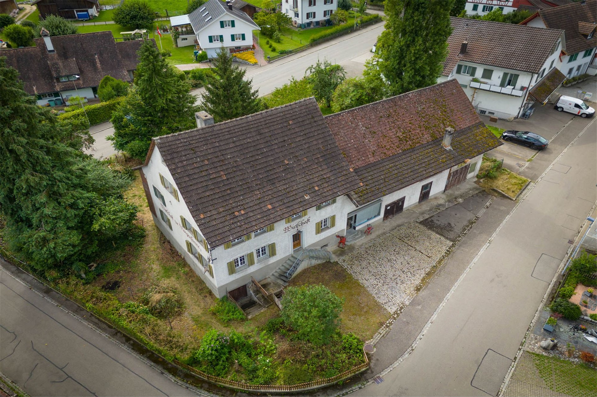 Luftaufnahme eines ländlich gelegenen Wohnhauses