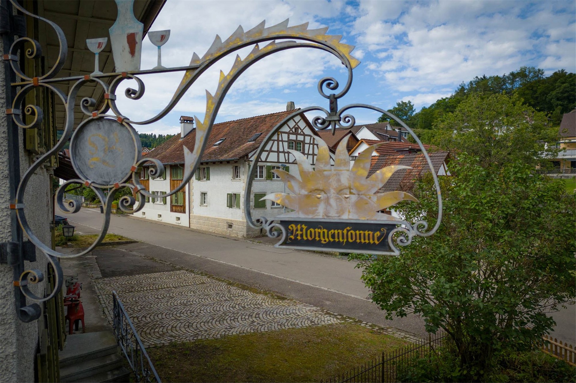 Außenansicht eines traditionellen Gebäudes mit dekorativem Metallschild