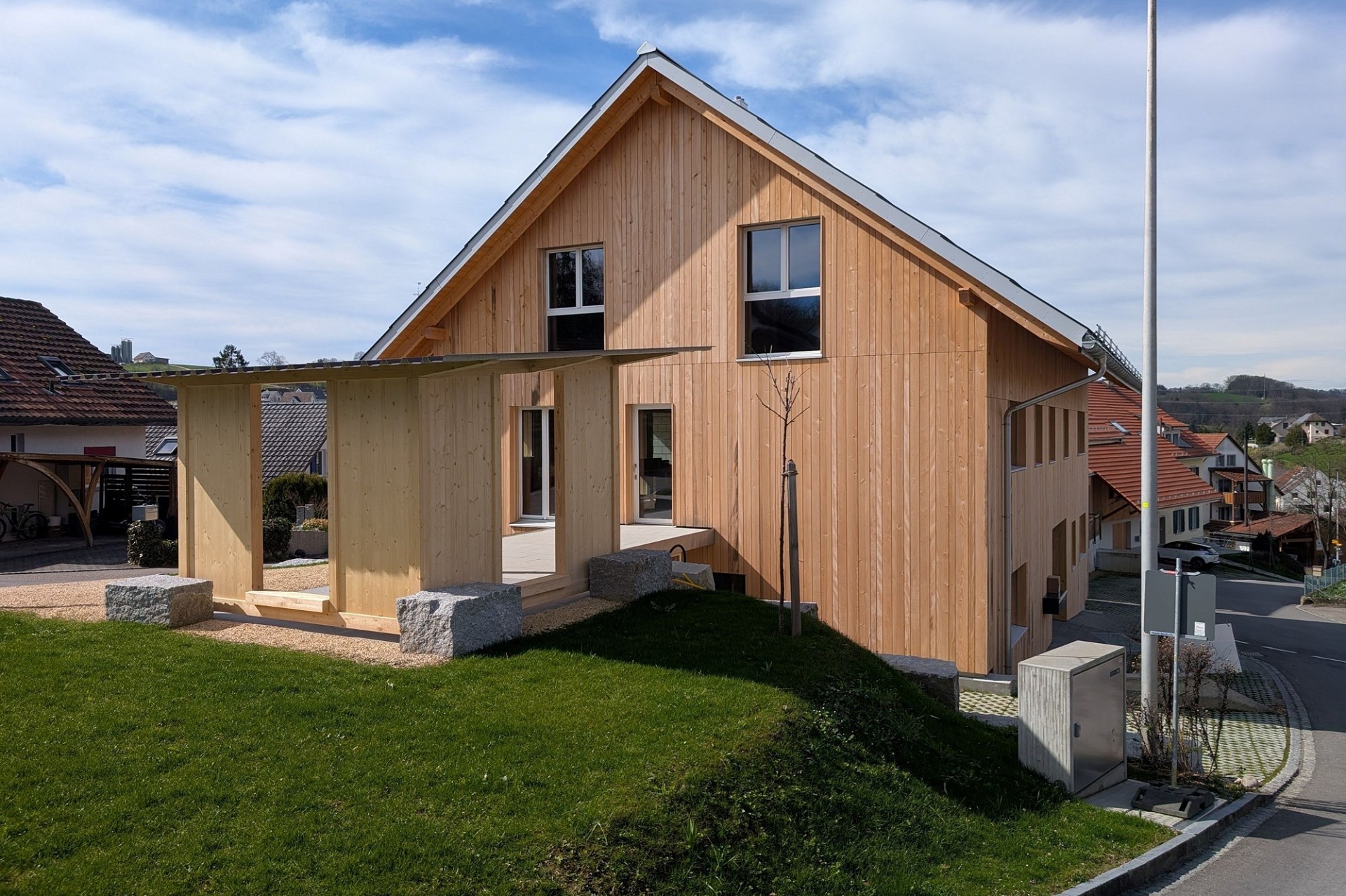 Modernes Holzhaus mit Giebel