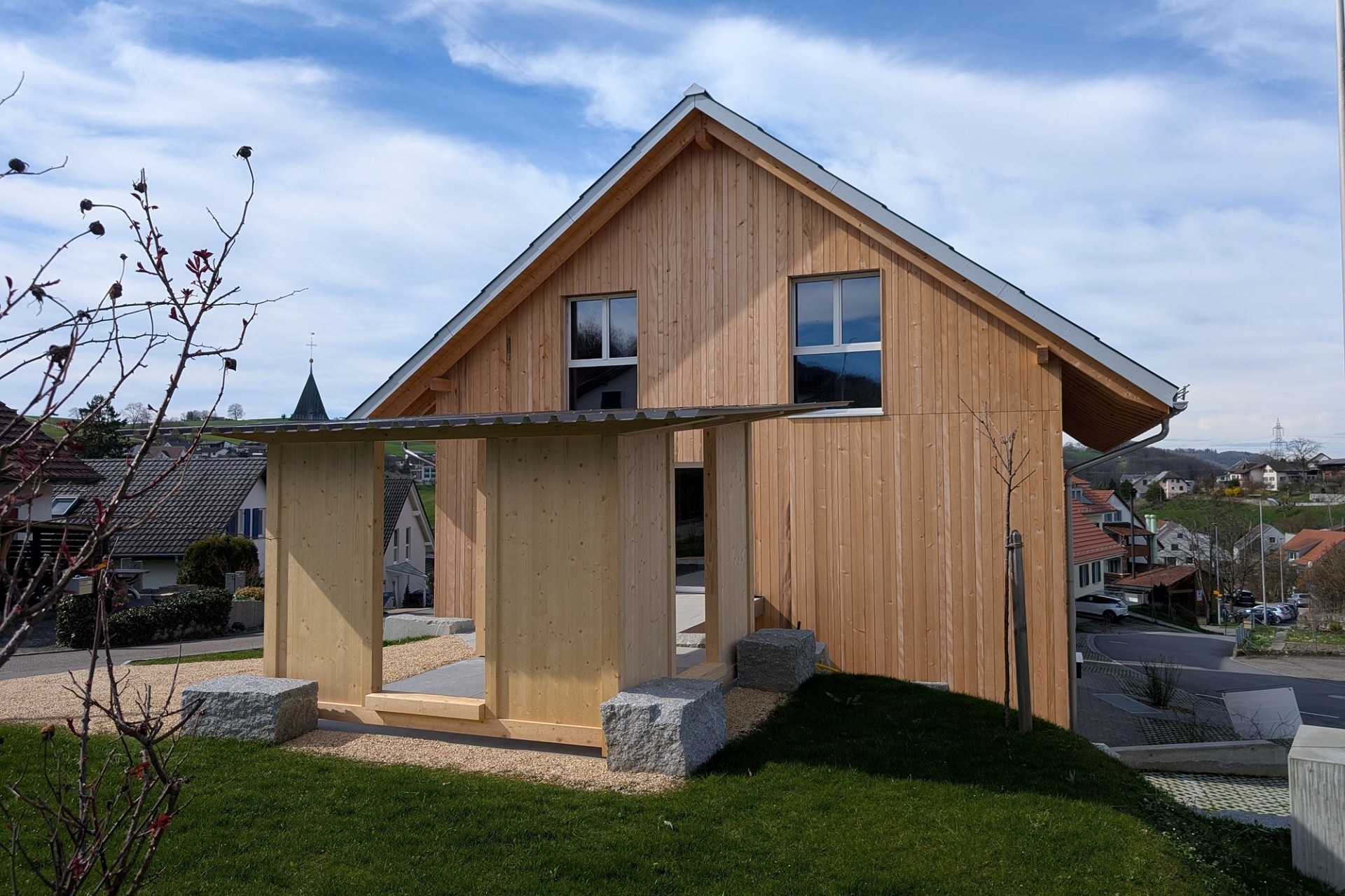 Holzhaus mit Giebeldach