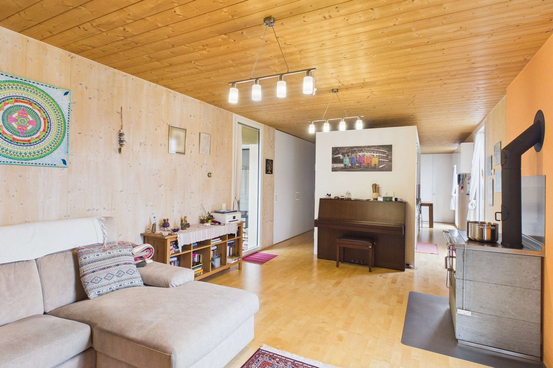Gemütlicher Wohnraum mit Holzdecke