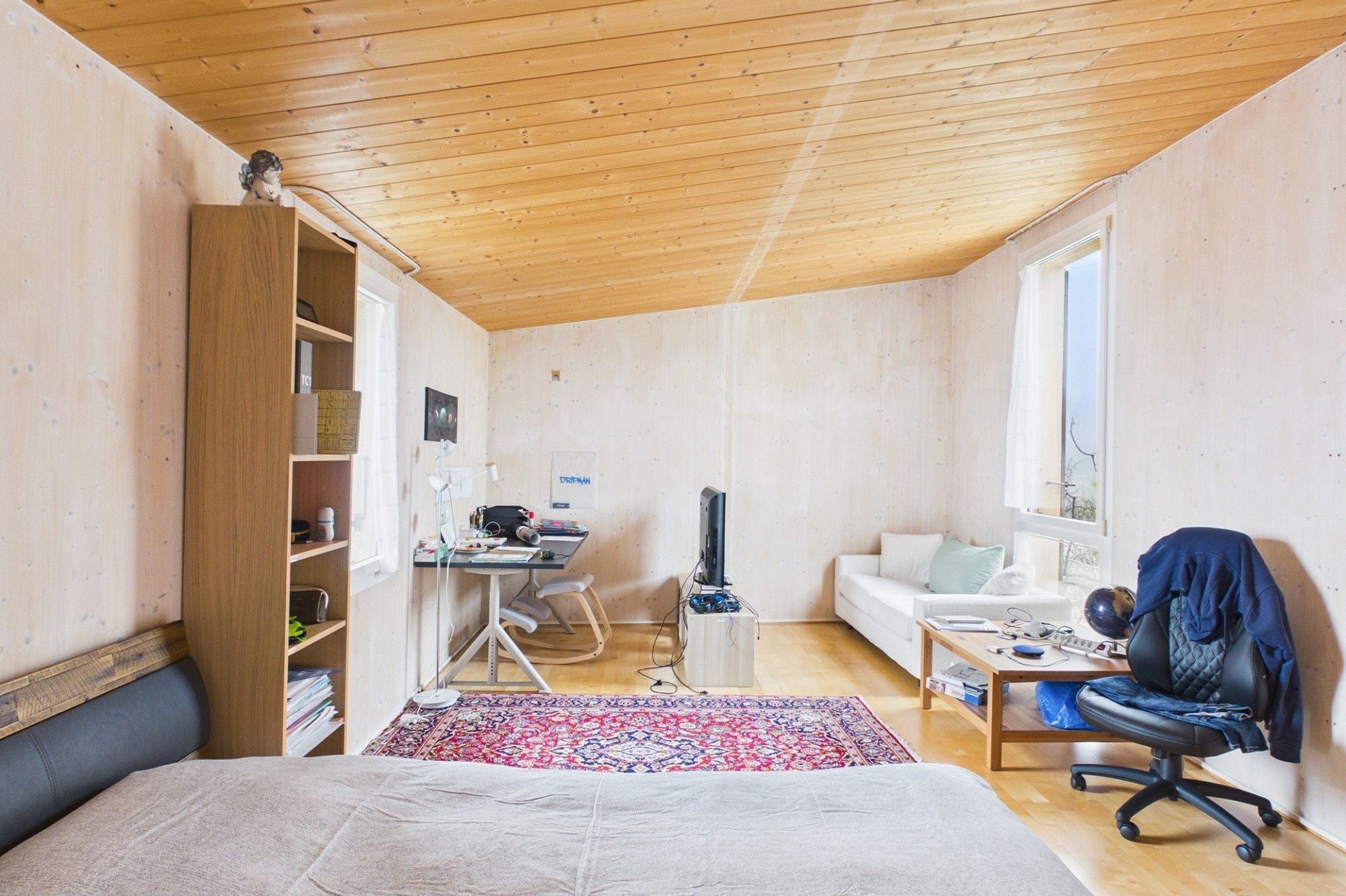 Helles Dachzimmer mit Arbeits- und Wohnbereich