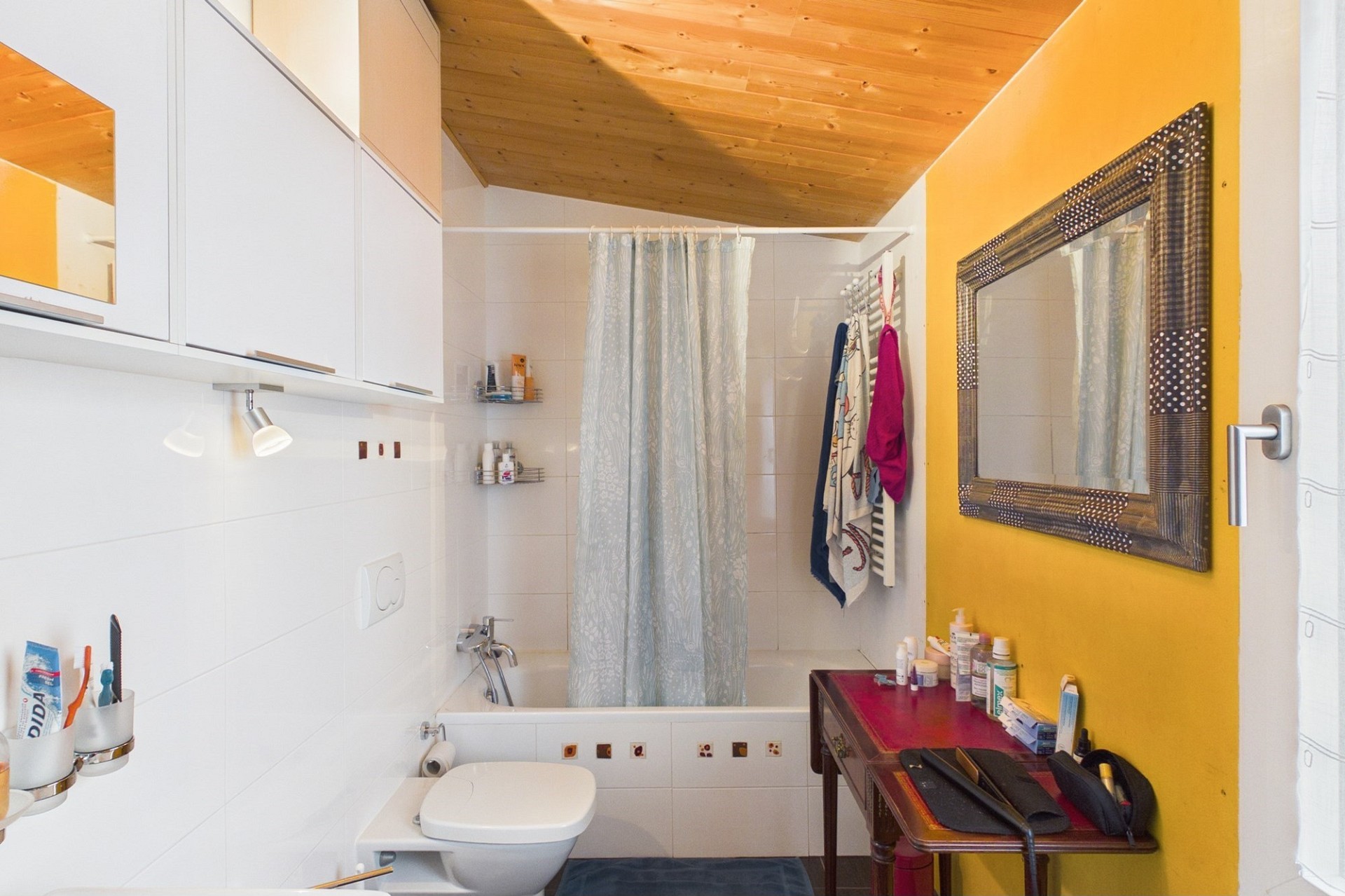 Badezimmer mit Badewanne unter Dachschräge