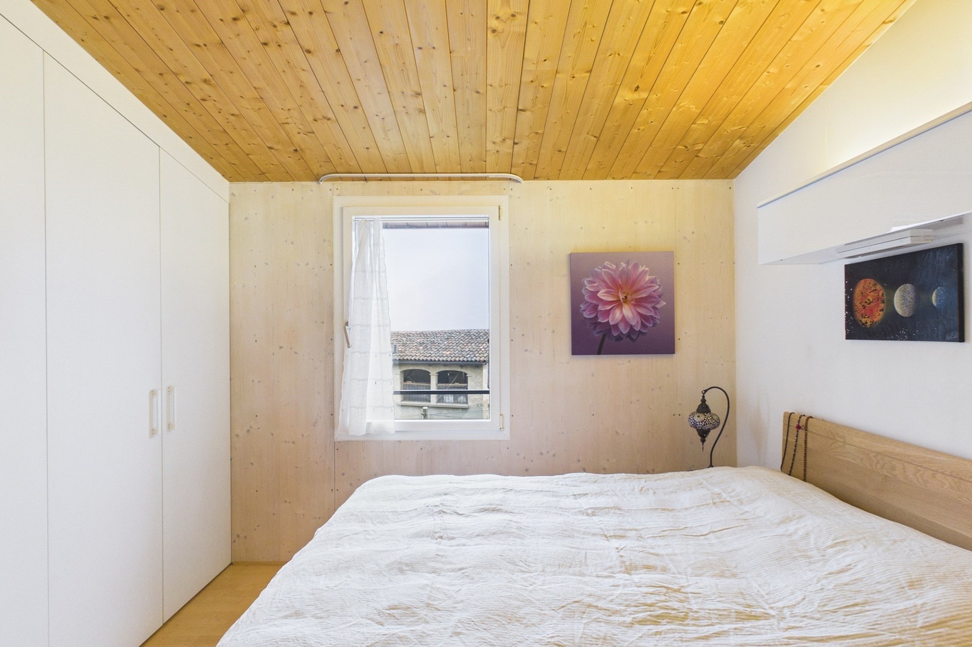 Helles Schlafzimmer mit Holzelementen