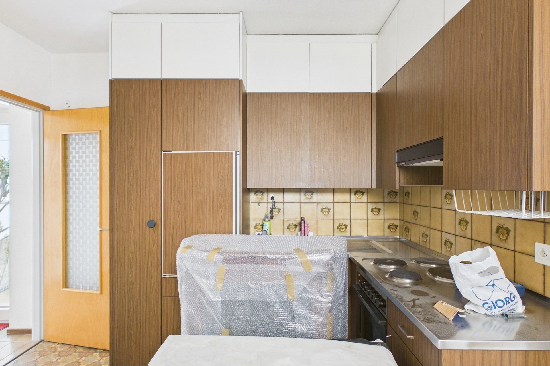 Kompakte Küche mit Holzfronten