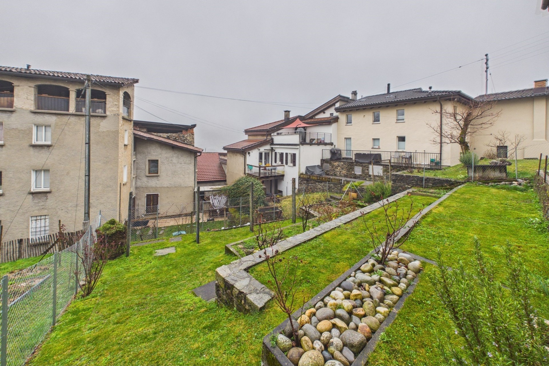 Hanglage mit mehreren Wohnhäusern und Garten