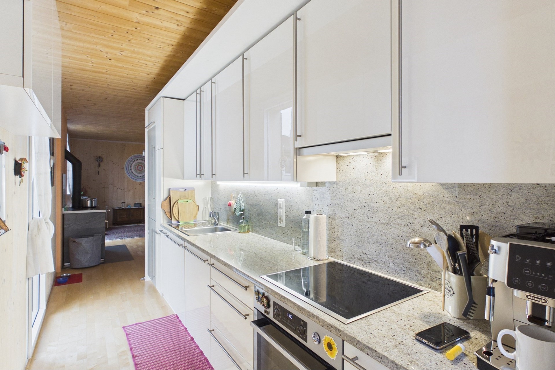 Moderne, schmale Küche mit Holzdecke