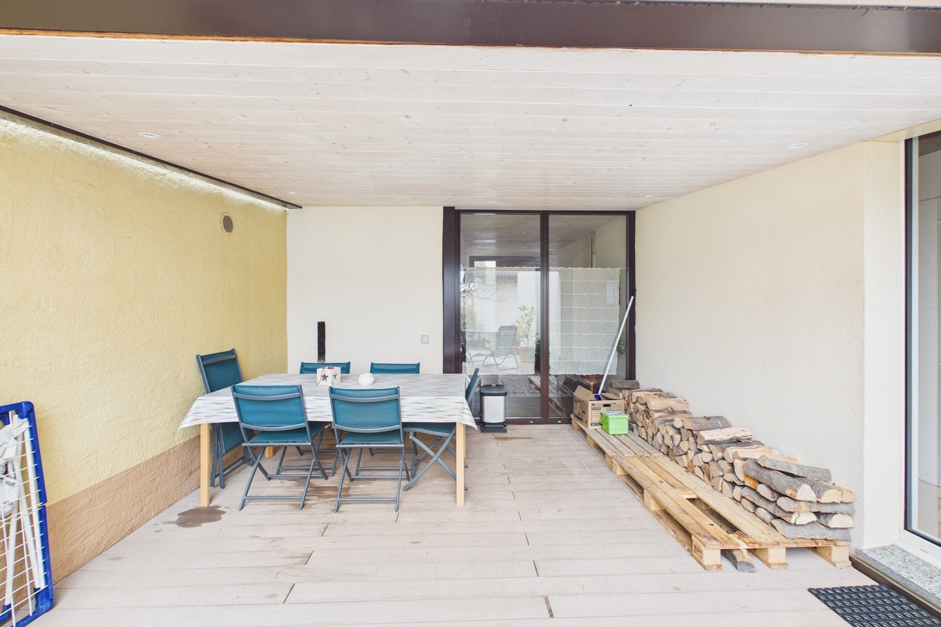 Überdachte Terrasse mit Sitzgruppe