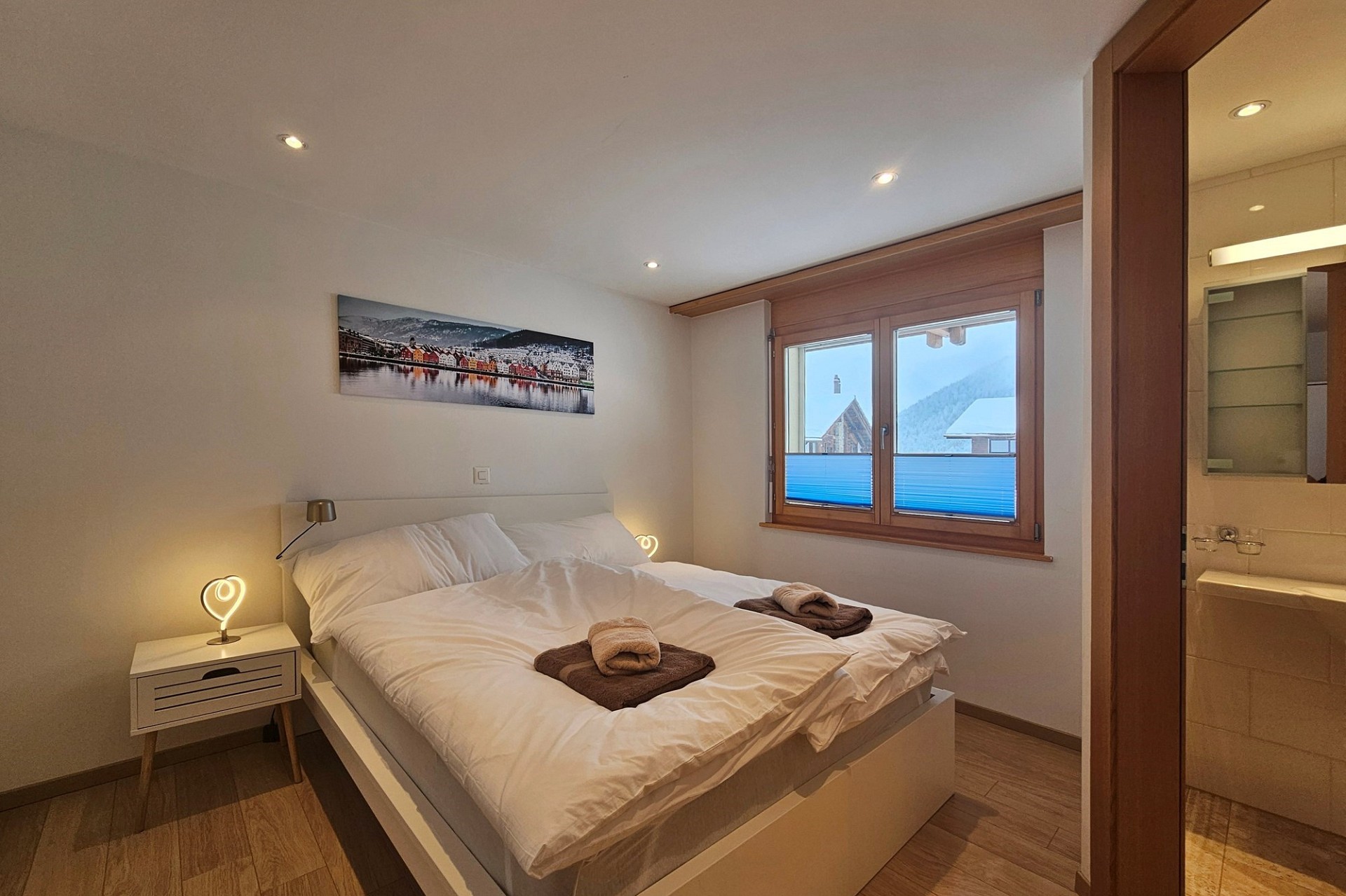 Helles Schlafzimmer mit Blick ins Gebirge