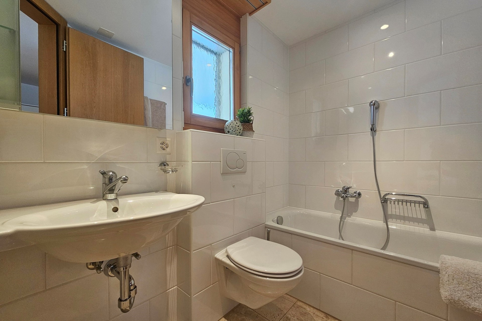 Kompaktes Badezimmer mit Badewanne und Waschbecken