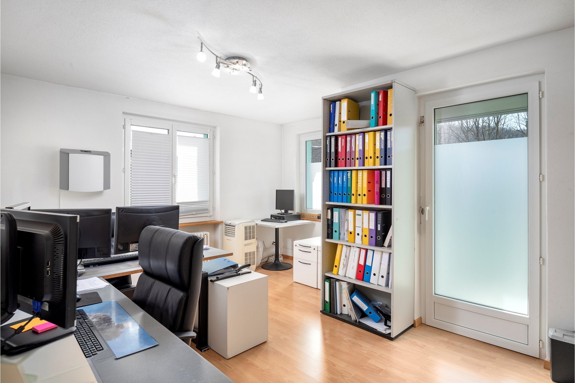 Büro mit Computern und Aktenregal