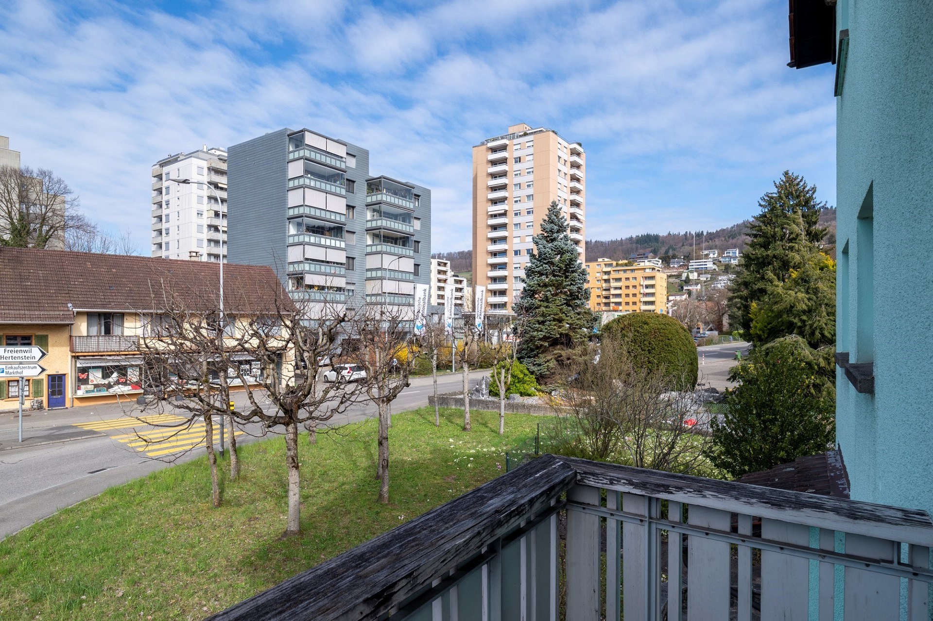 Blick vom Balkon auf Wohnstraße und Hochhäuser