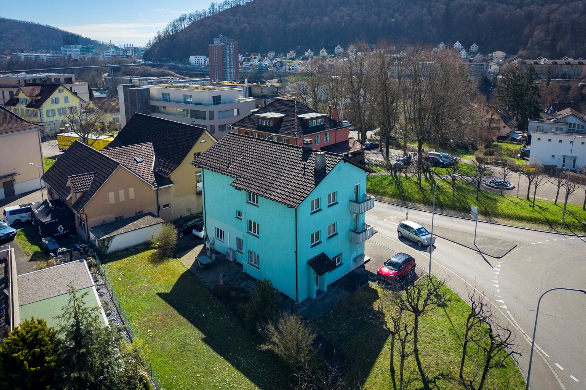 Luftaufnahme eines Wohnviertels mit blauem Mehrfamilienhaus