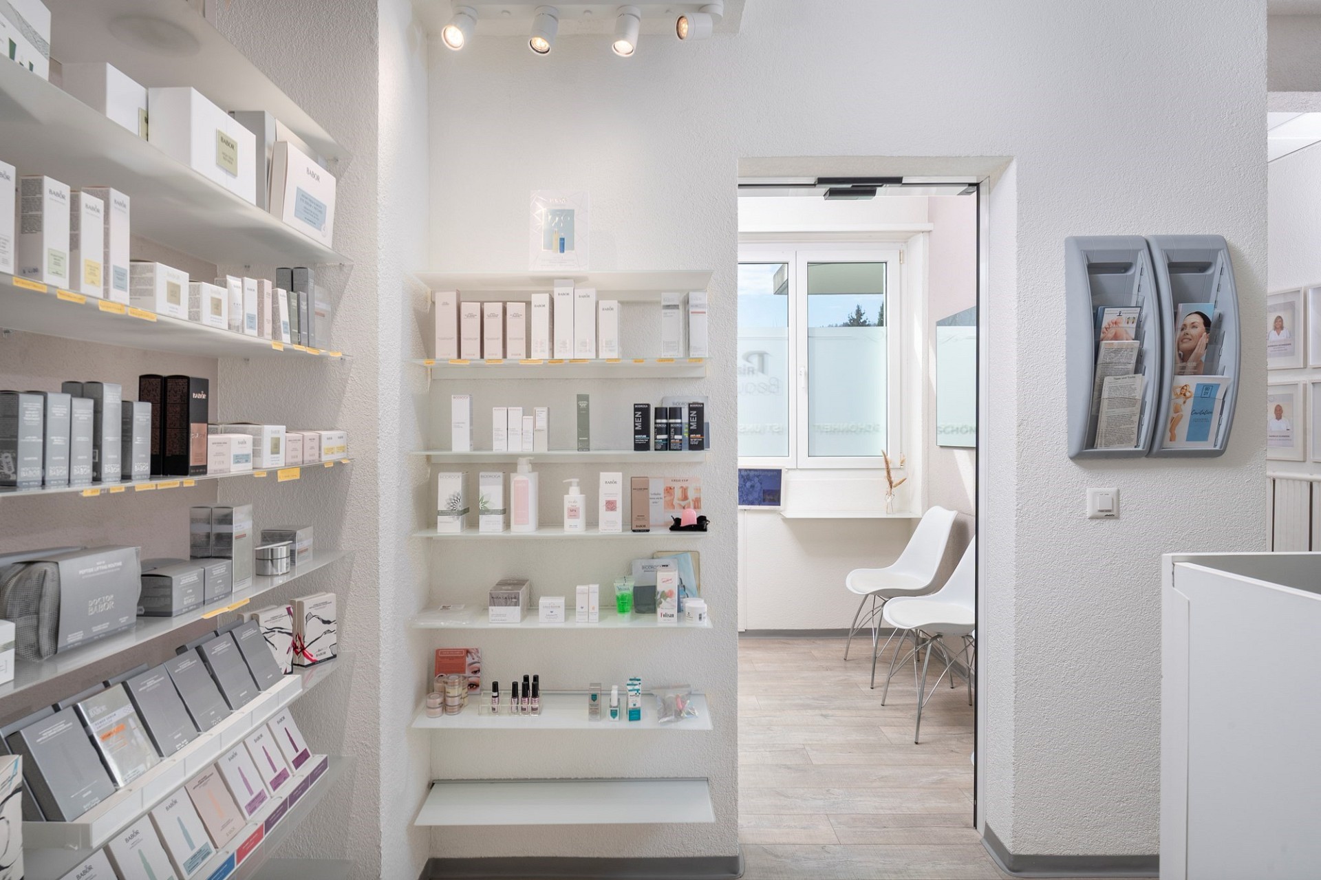 Kosmetik-Showroom mit Produktregalen