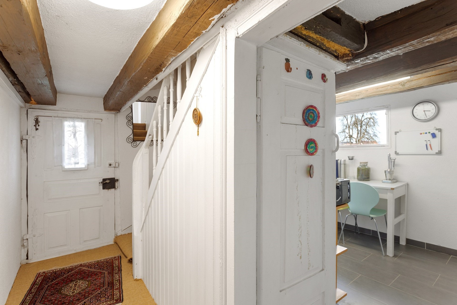 Flur mit Treppe und angrenzendem Arbeitsbereich