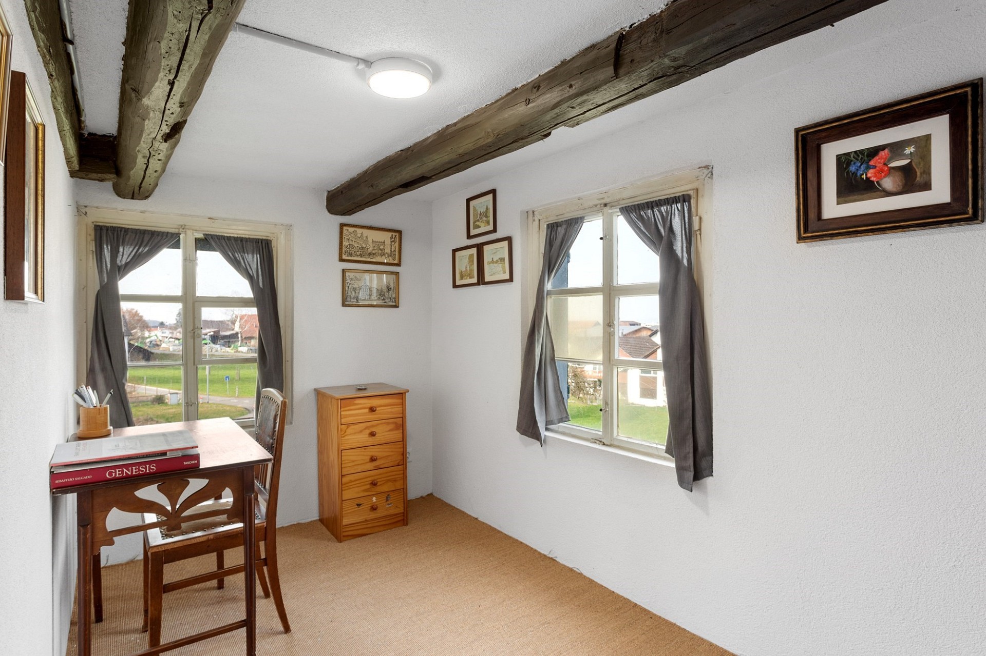 Kleines Arbeitszimmer mit rustikalen Balken