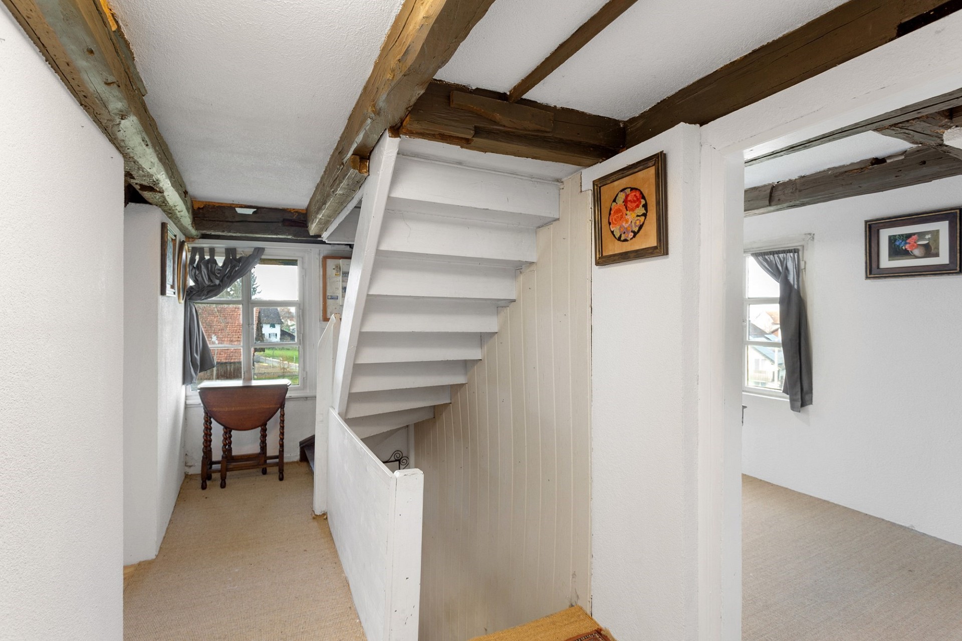 Flur mit Treppe und niedrigen Deckenbalken