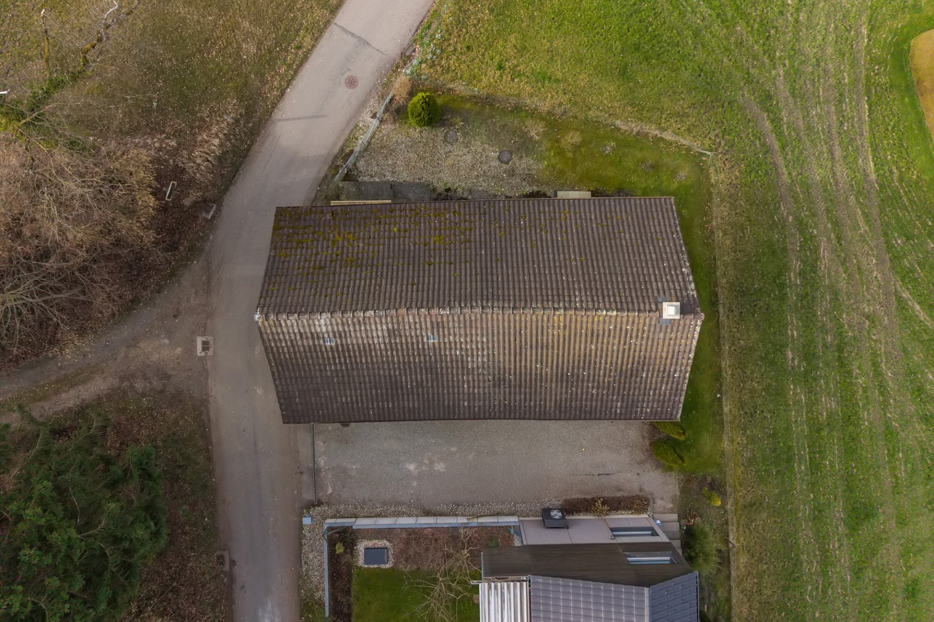 Drohnenaufnahme eines Hauses mit Satteldach