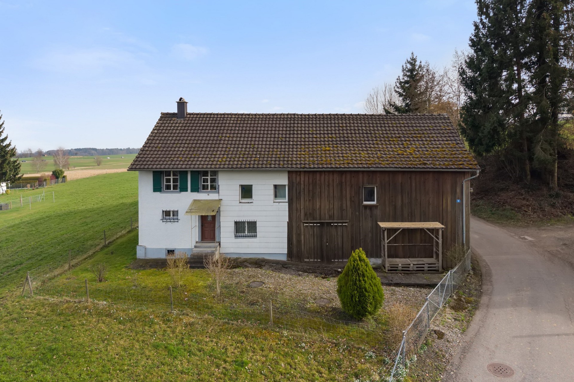 Ländliches Haus mit Satteldach