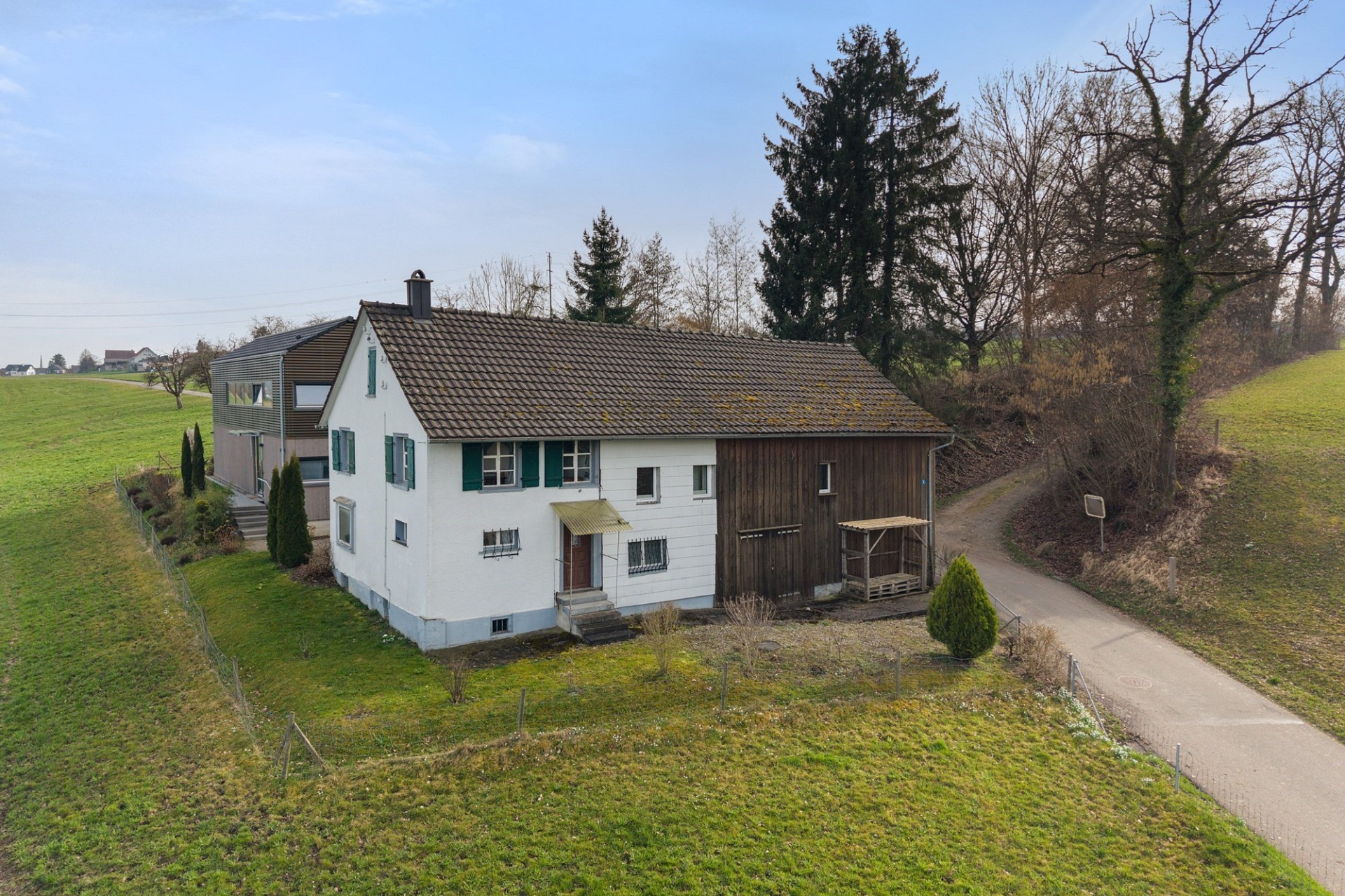 Ländliches Haus mit Nebengebäude
