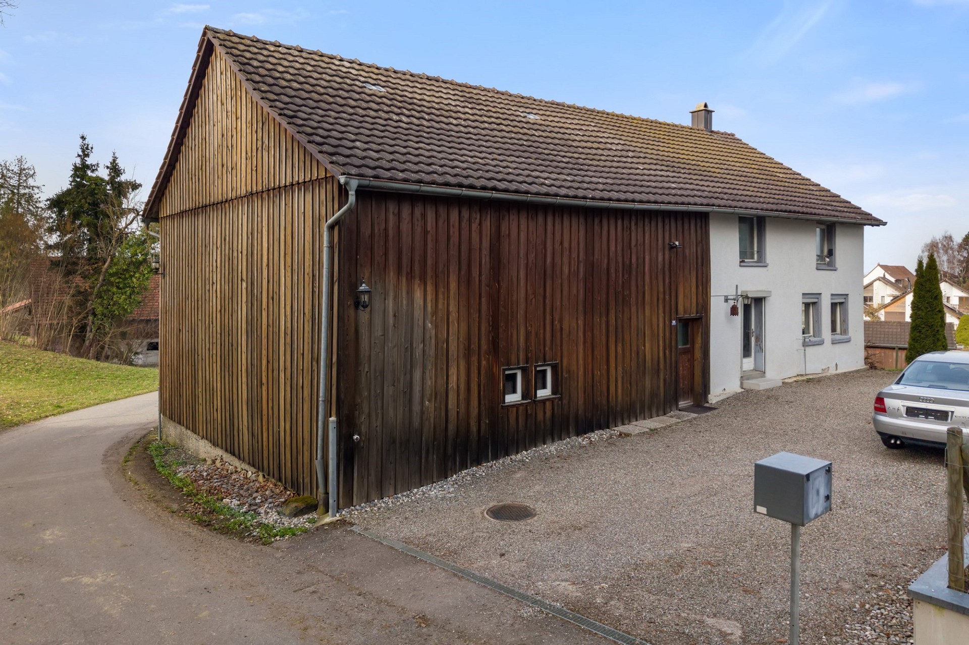 Ländliches Einfamilienhaus mit Holzfassade
