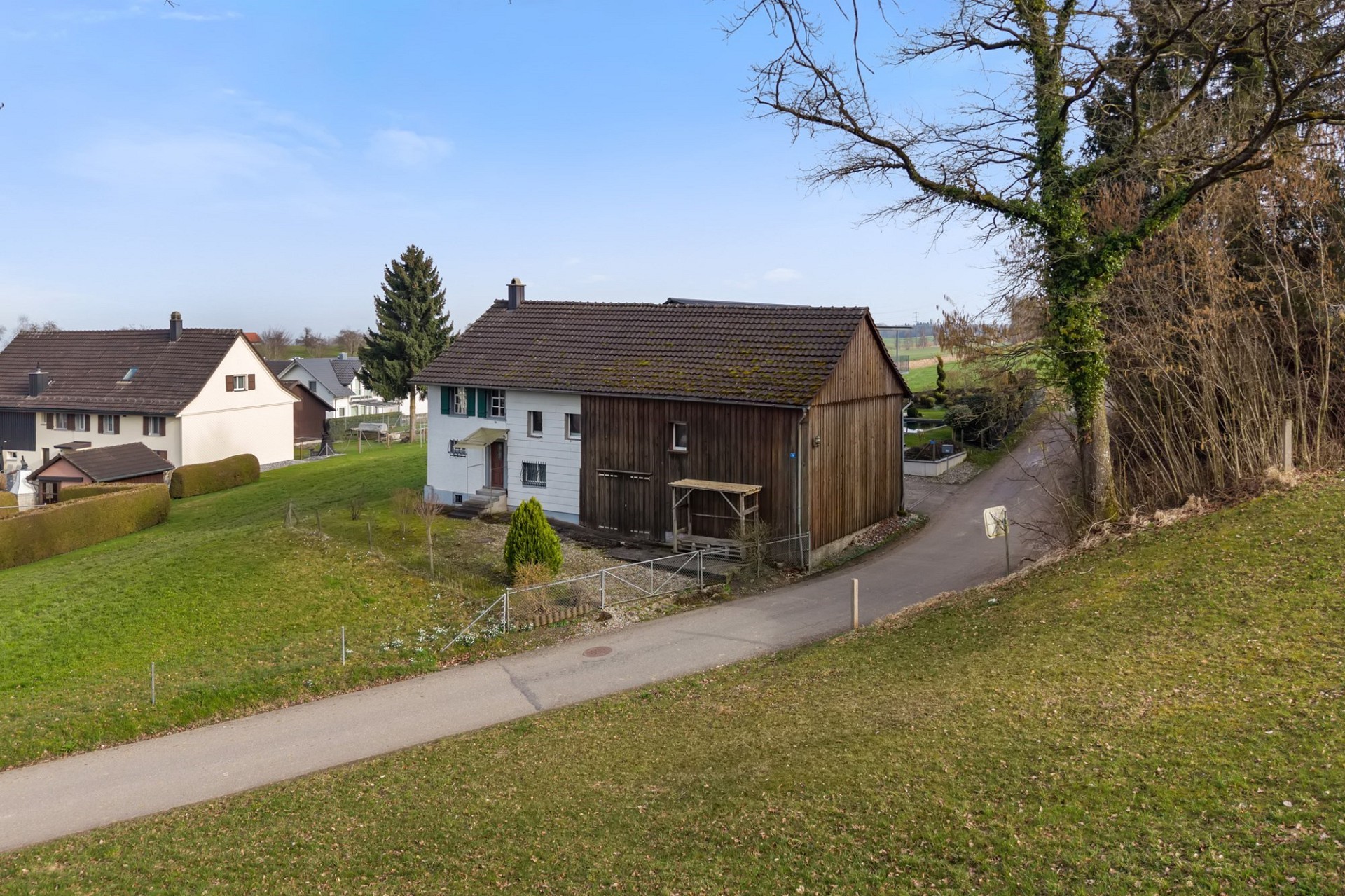 Ländliches Wohnhaus mit Nebengebäude