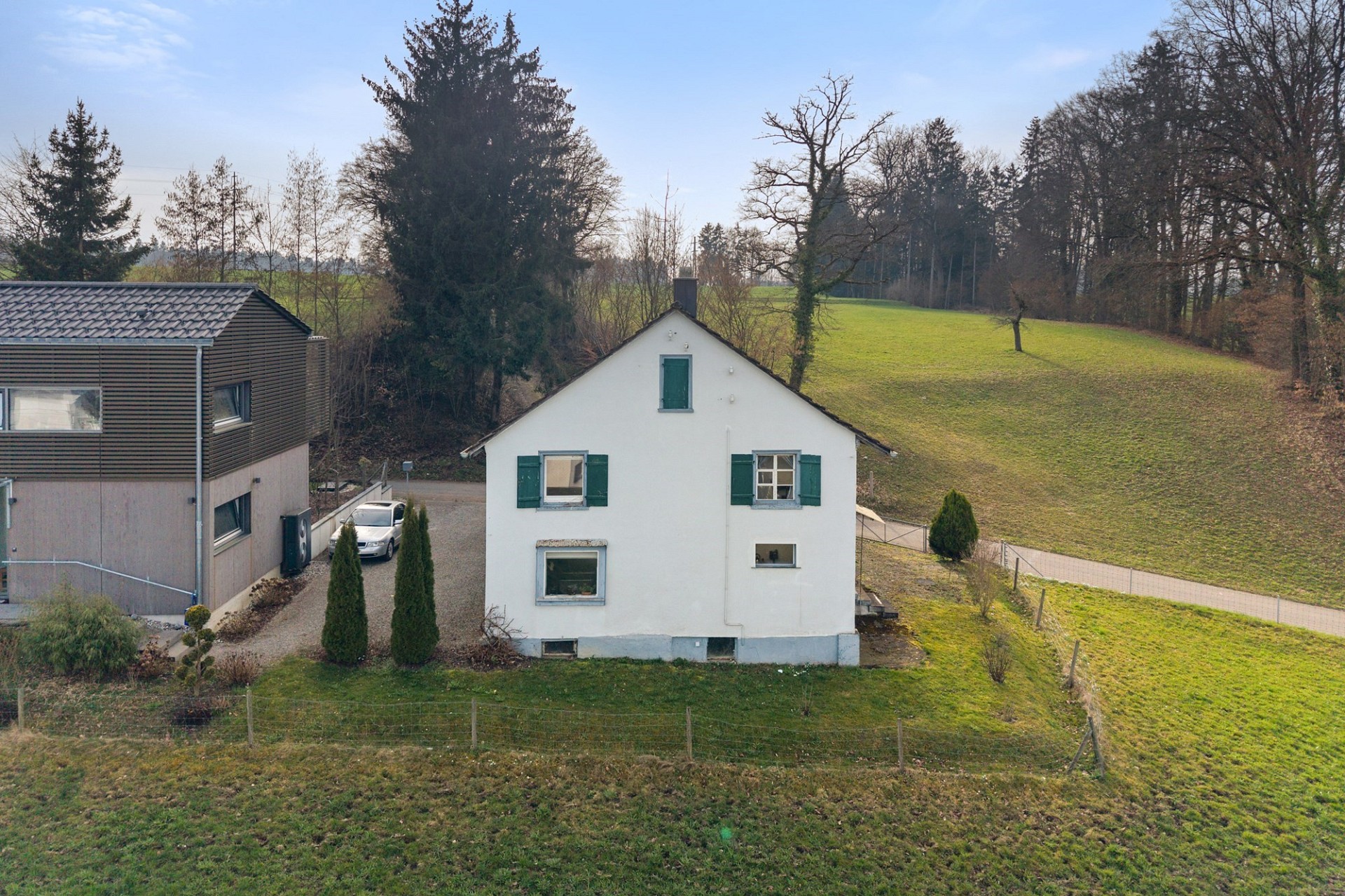 Ländliches Wohnhaus mit Nebengebäude